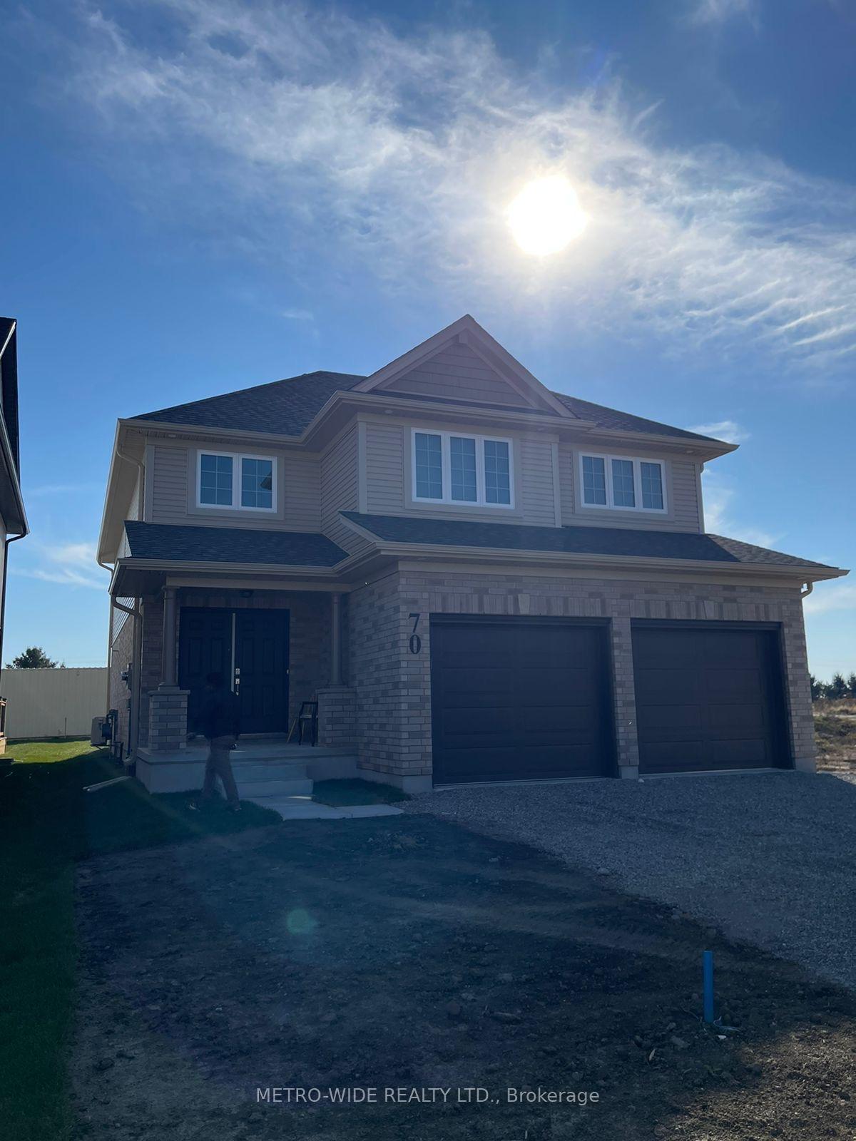 Photo 2 of 70 Silverleaf Path E, St. Thomas — HOMEH