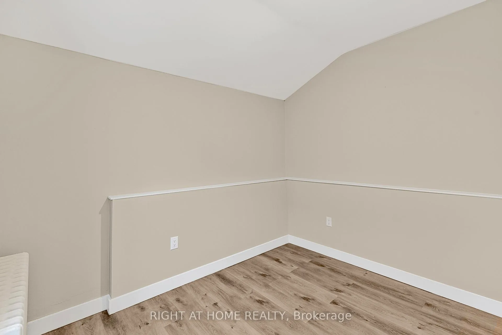 Photo 6 of Unit 5, 82 Welland Avenue, St. Catharines, Downtown — HOMEH