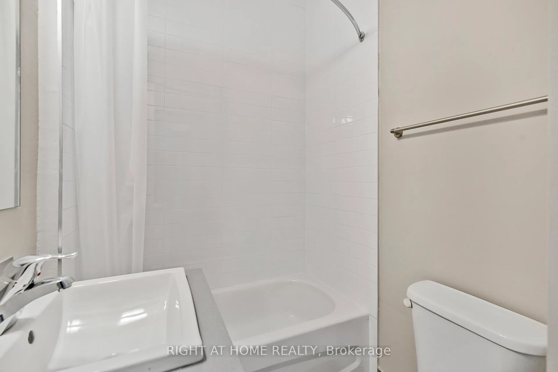 Photo 7 of Unit 5, 82 Welland Avenue, St. Catharines, Downtown — HOMEH