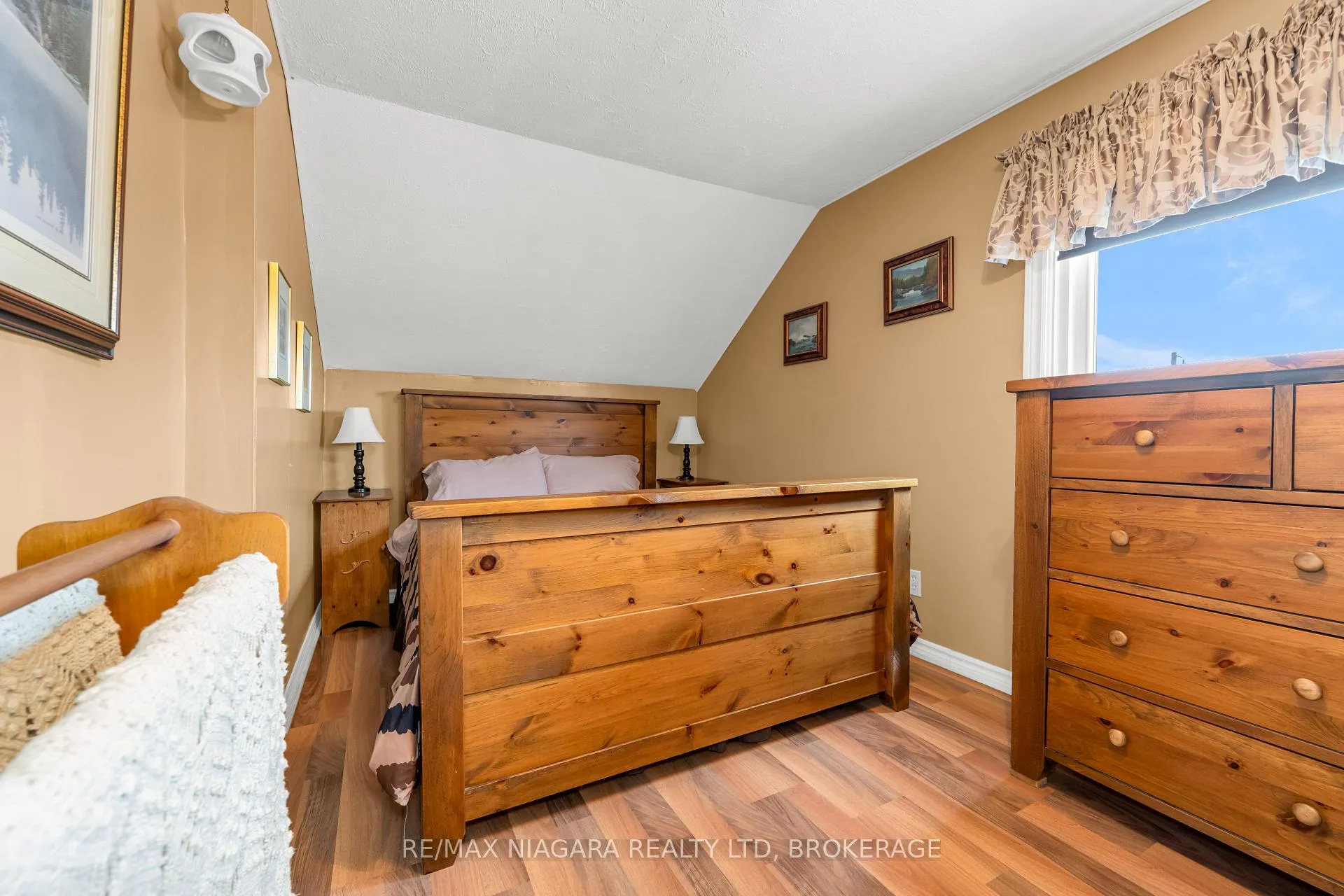 Photo 11 of 53 Turner Crescent, St. Catharines, Oakdale — HOMEH