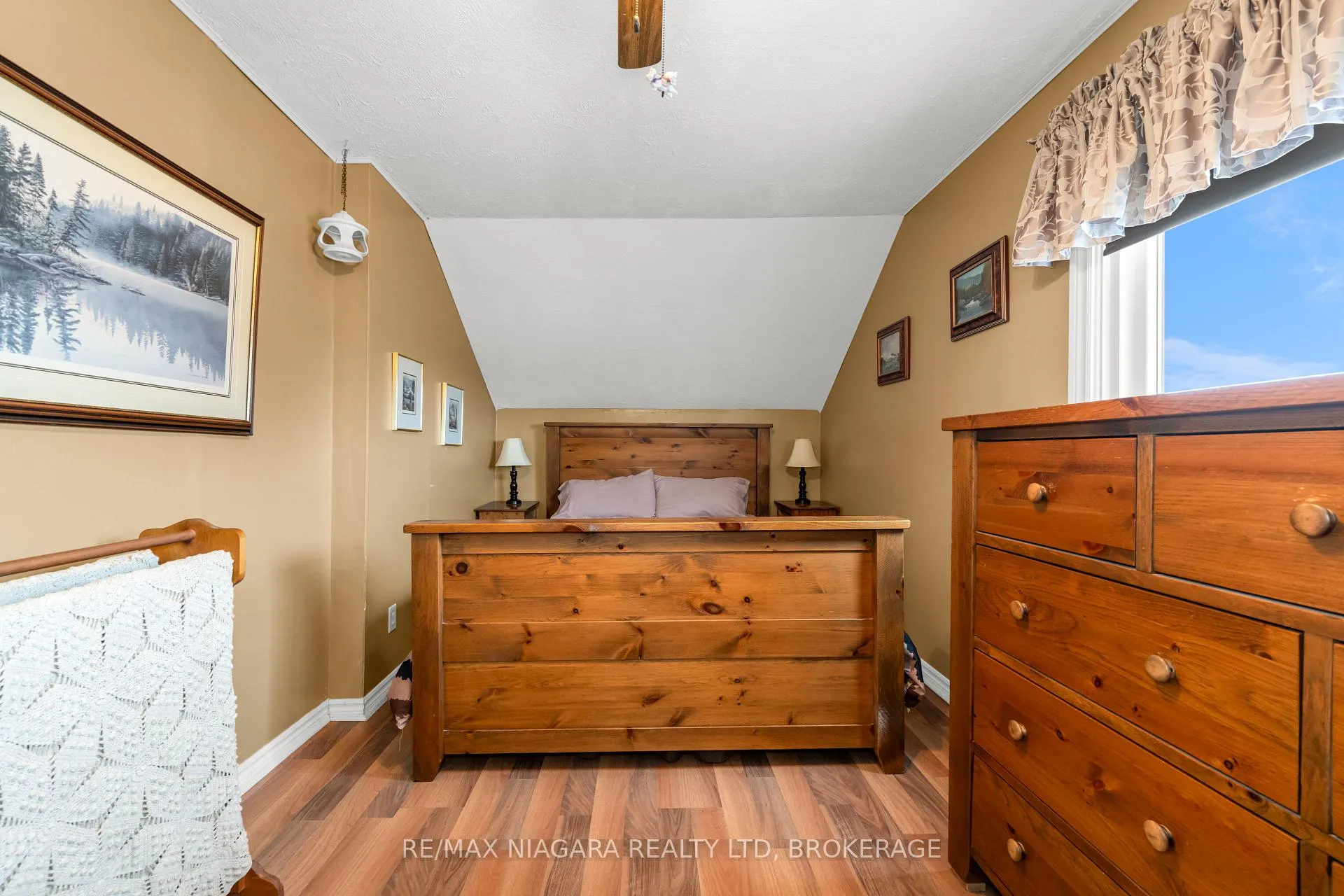 Photo 12 of 53 Turner Crescent, St. Catharines, Oakdale — HOMEH
