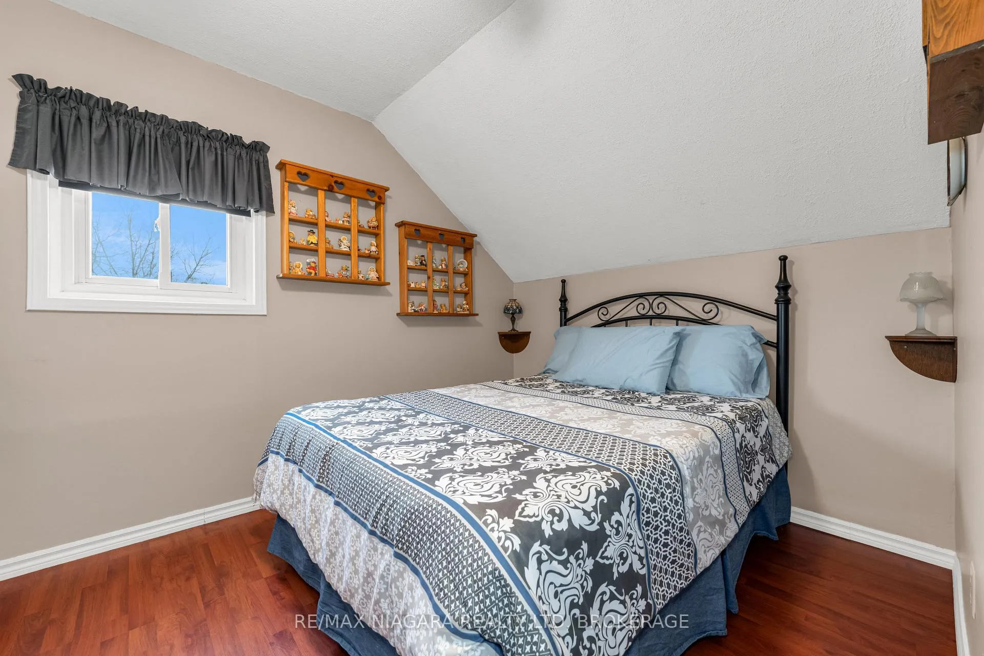 Photo 15 of 53 Turner Crescent, St. Catharines, Oakdale — HOMEH