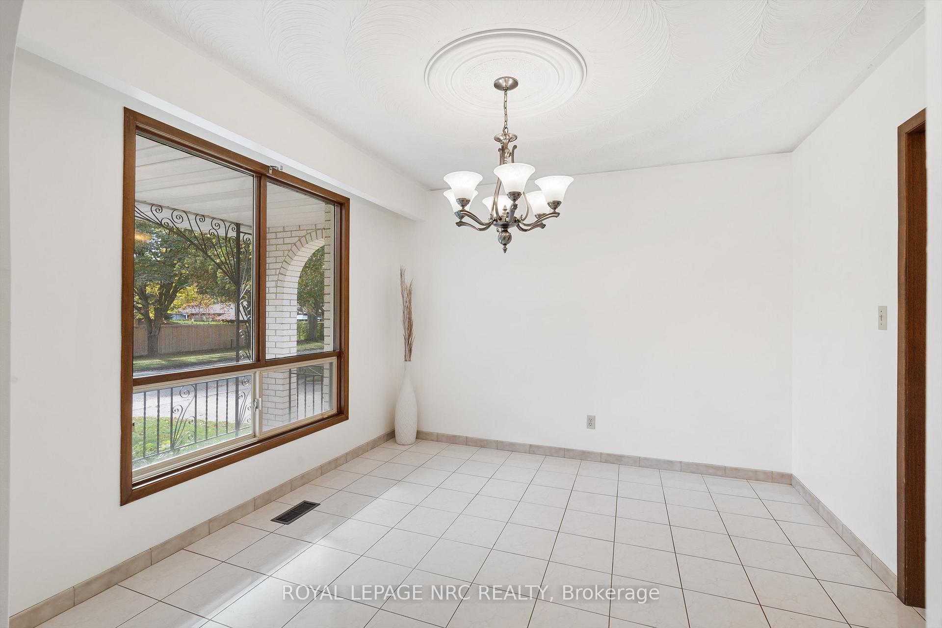 Photo 8 of 7 Tanera Crescent, St. Catharines, Carlton/Bunting — HOMEH