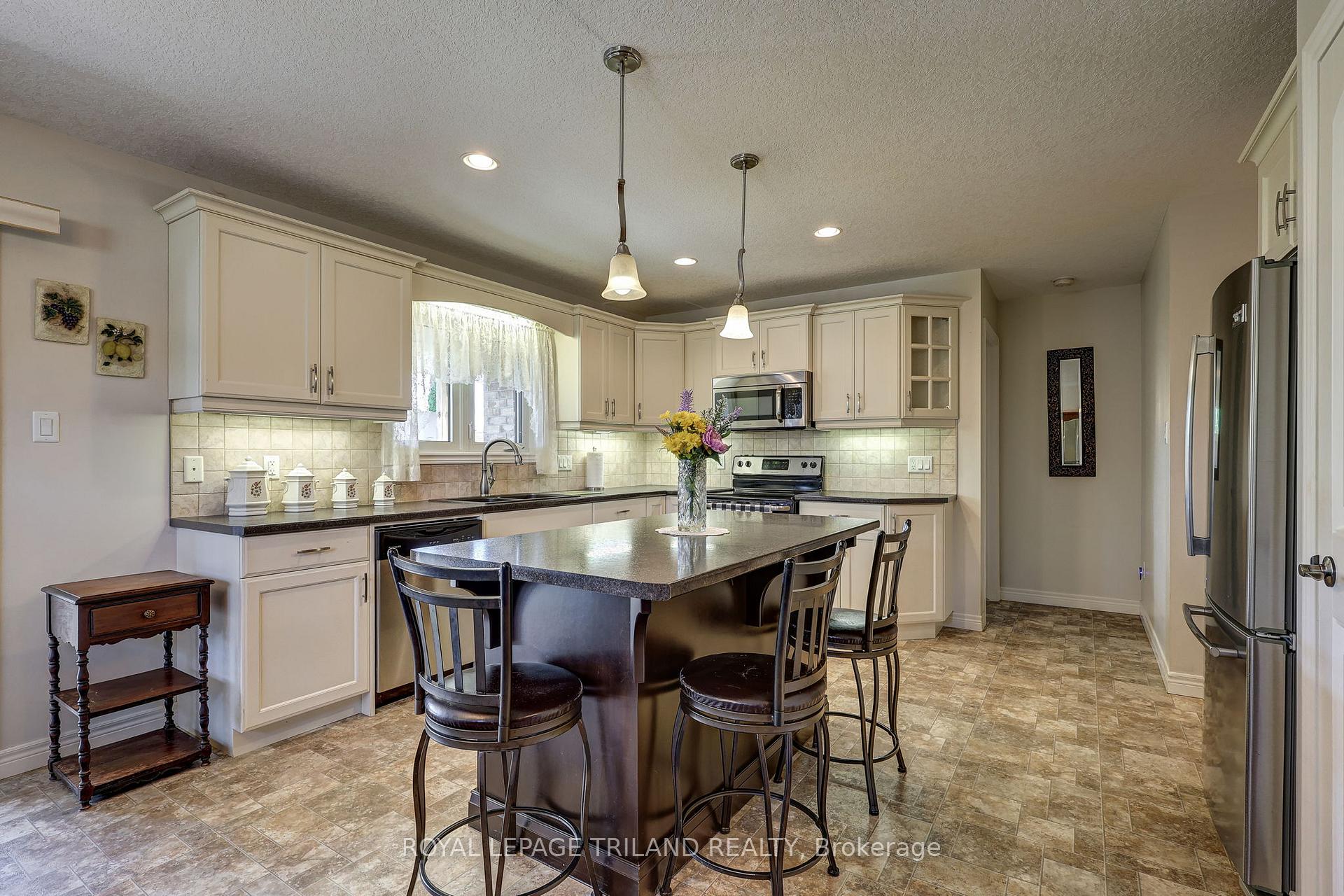 Photo 15 of 68 Shaw Valley Drive, St. Thomas — HOMEH