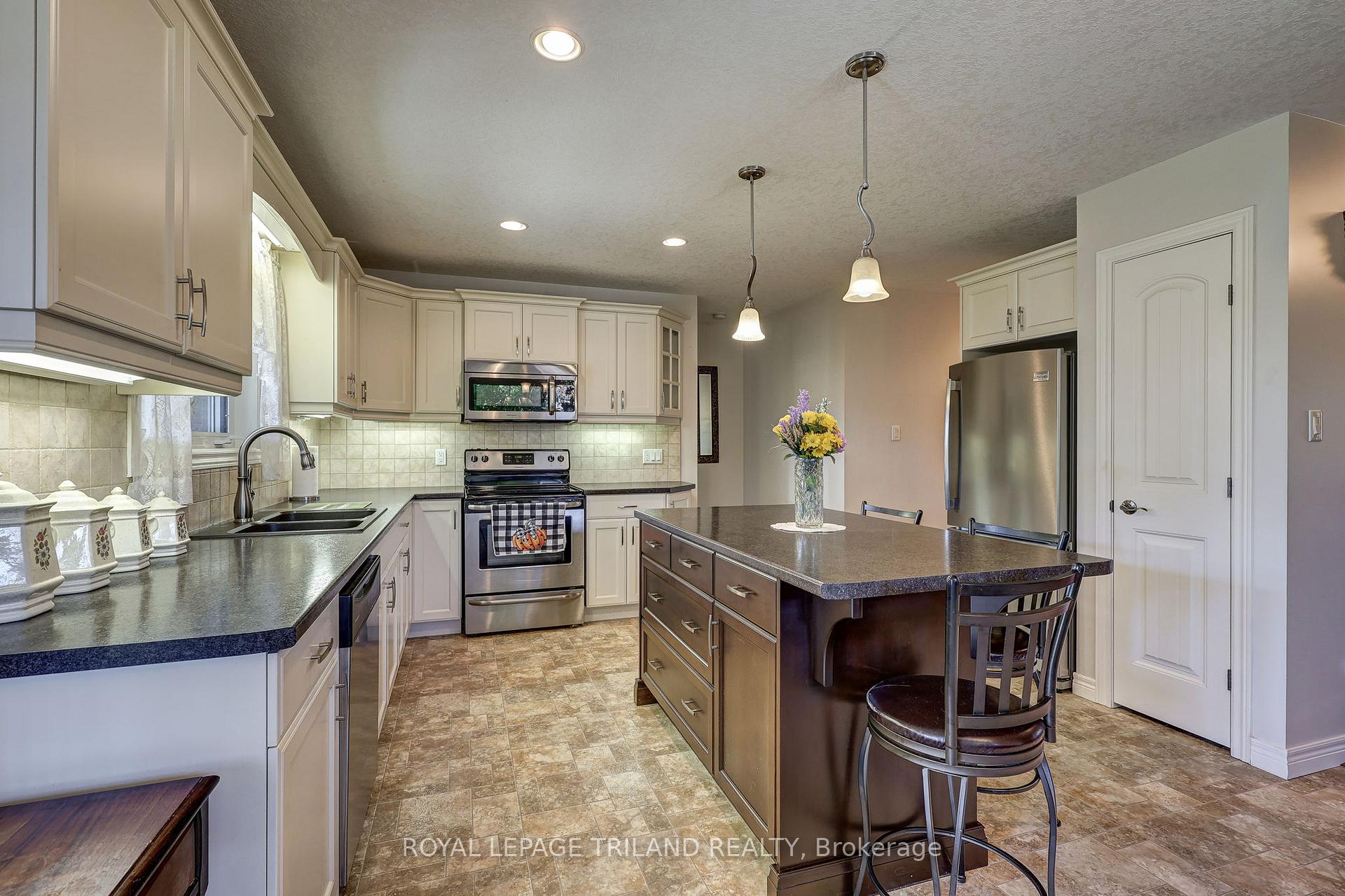 Photo 16 of 68 Shaw Valley Drive, St. Thomas — HOMEH
