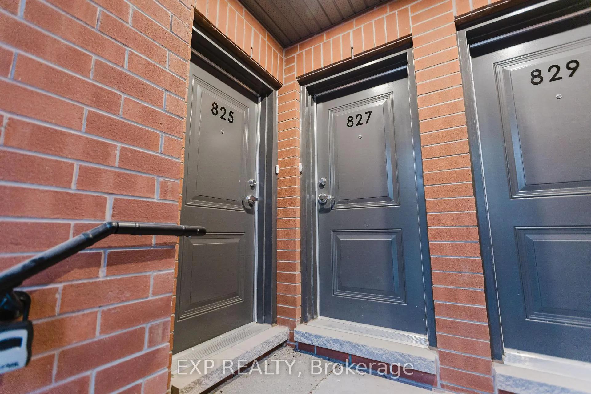 Photo 3 of 207 Silhouette Private, Ottawa, Barrhaven - Cedargrove/Fraserdale — HOMEH