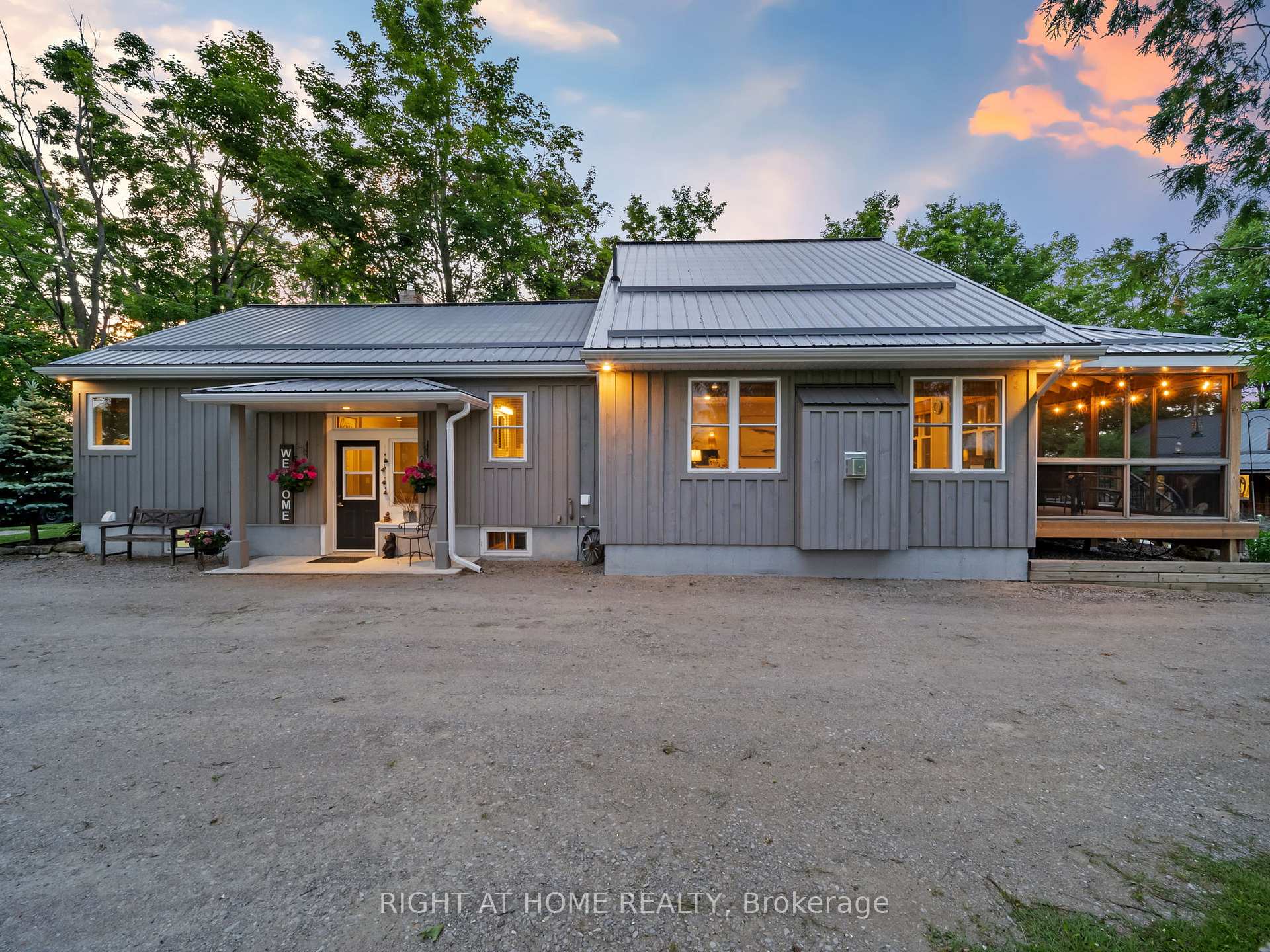 Photo 3 of 1947 Russell Road, Springwater, Midhurst — HOMEH