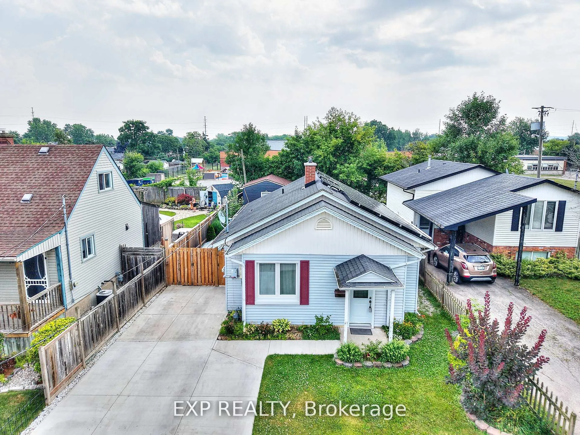 Photo 3 of 31 Woodrow Street, St. Catharines, Secord Woods — HOMEH
