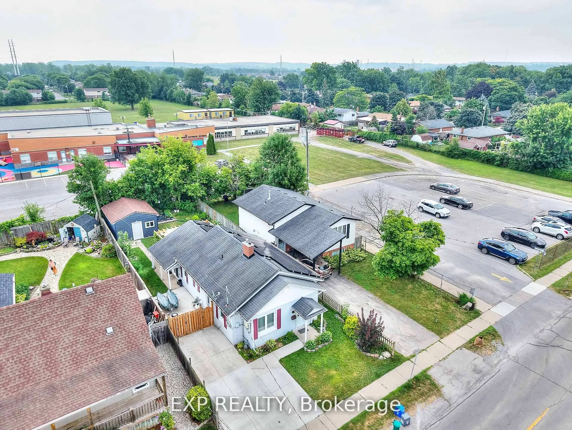 Photo 4 of 31 Woodrow Street, St. Catharines, Secord Woods — HOMEH