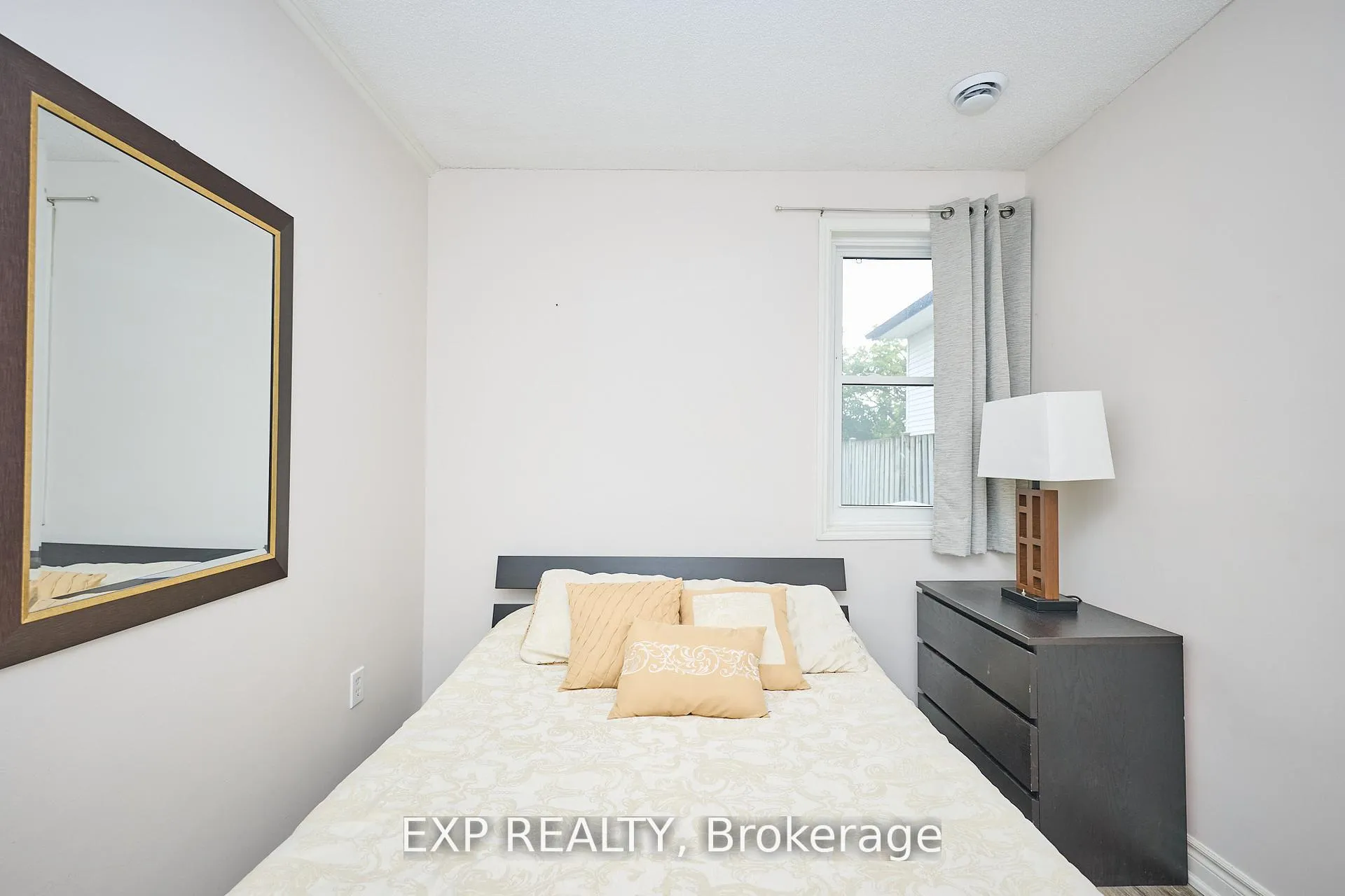 Photo 7 of 31 Woodrow Street, St. Catharines, Secord Woods — HOMEH