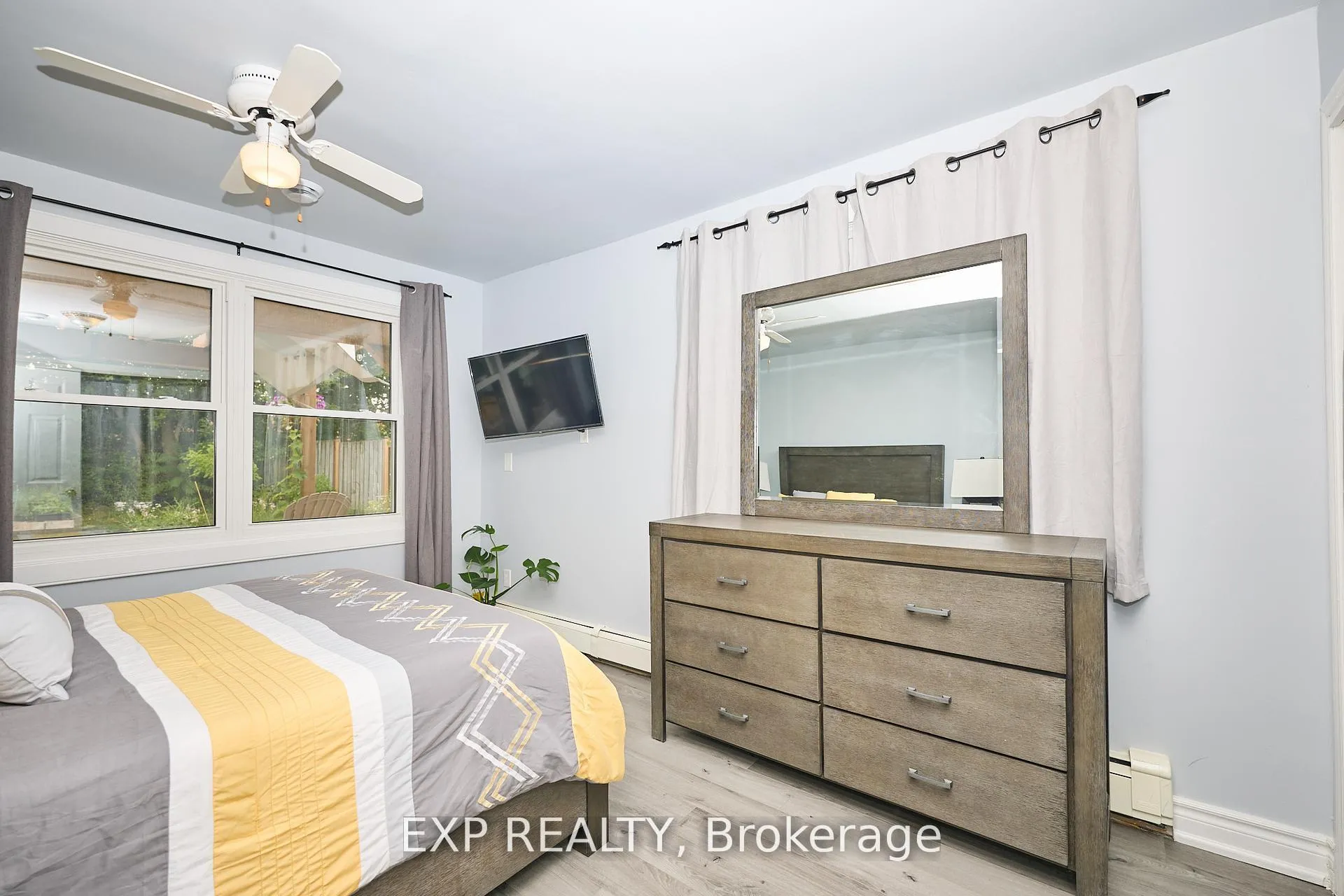 Photo 17 of 31 Woodrow Street, St. Catharines, Secord Woods — HOMEH