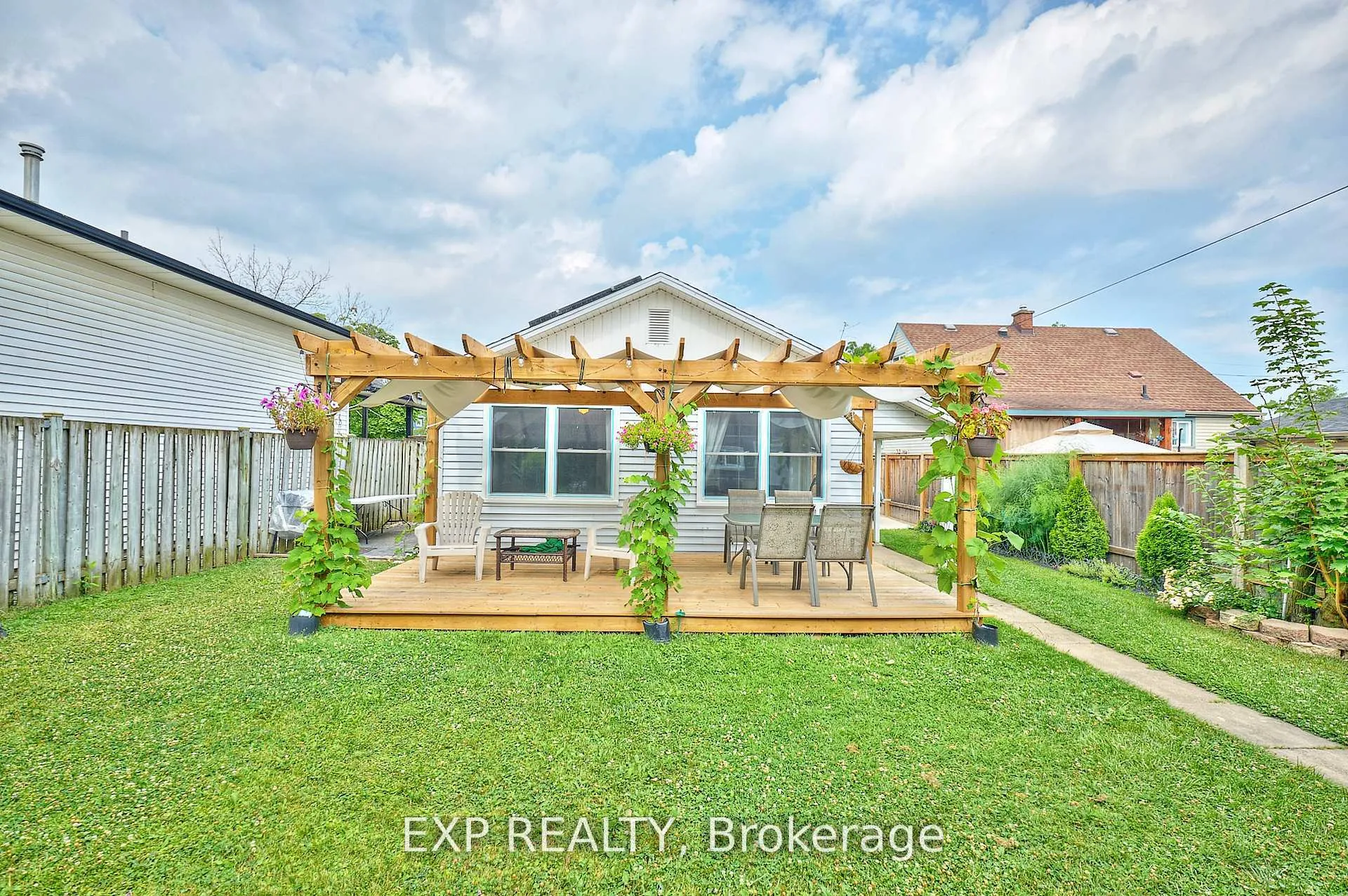 Photo 25 of 31 Woodrow Street, St. Catharines, Secord Woods — HOMEH