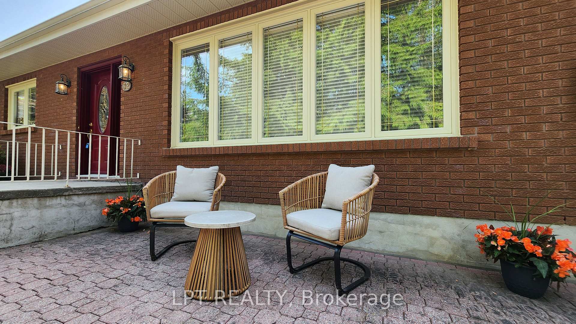 Photo 3 of 32 Luella Boulevard, Springwater, Anten Mills — HOMEH