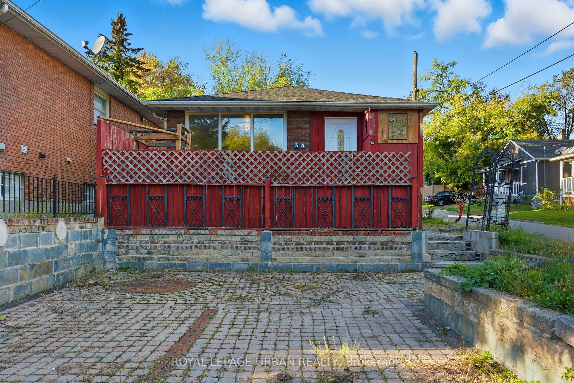 Photo 2 of 34 Gale Crescent, St. Catharines, E. Chester — HOMEH