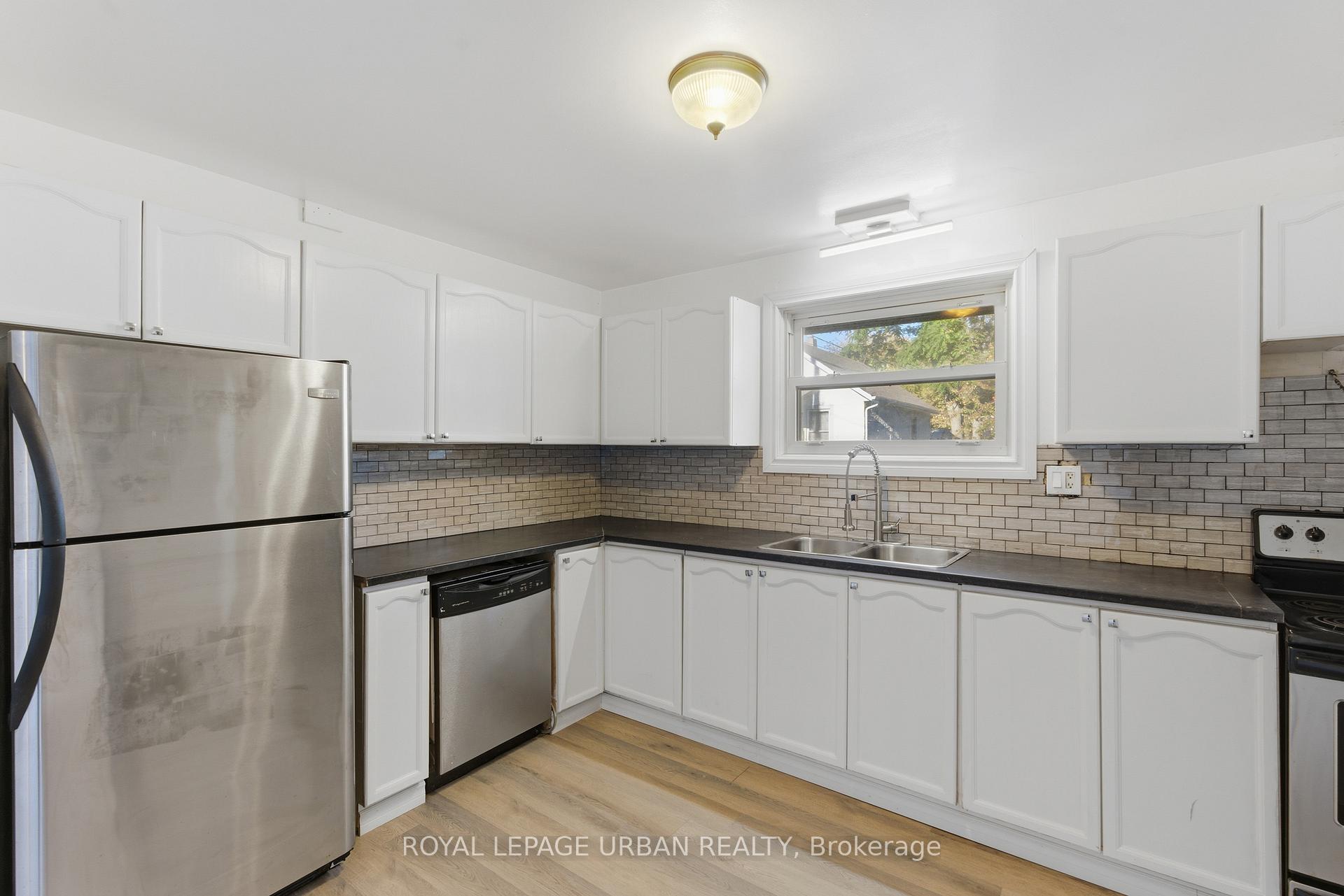 Photo 3 of 34 Gale Crescent, St. Catharines, E. Chester — HOMEH