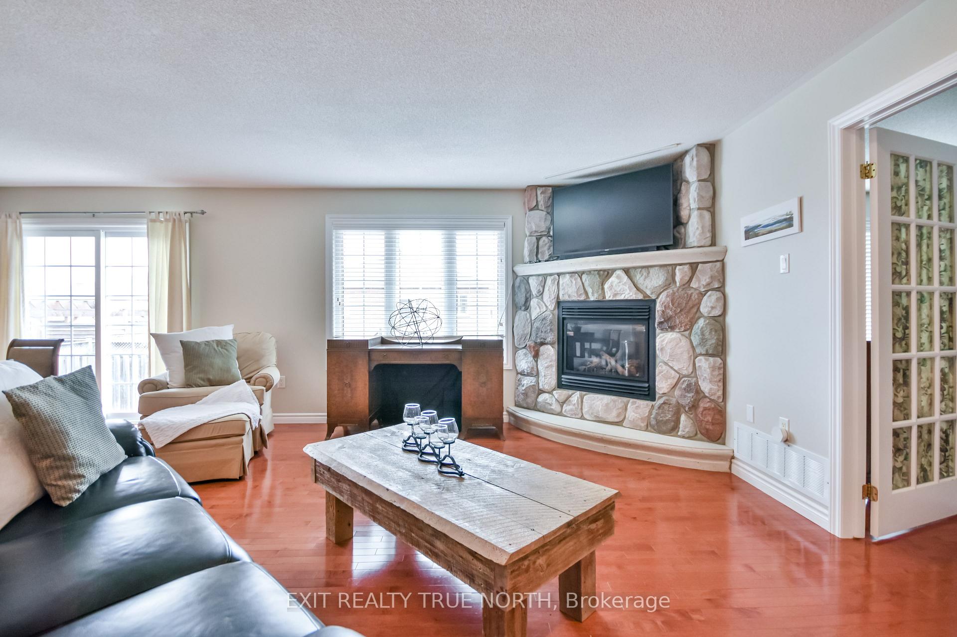 Photo 2 of 44 Graham Street, Springwater, Elmvale — HOMEH