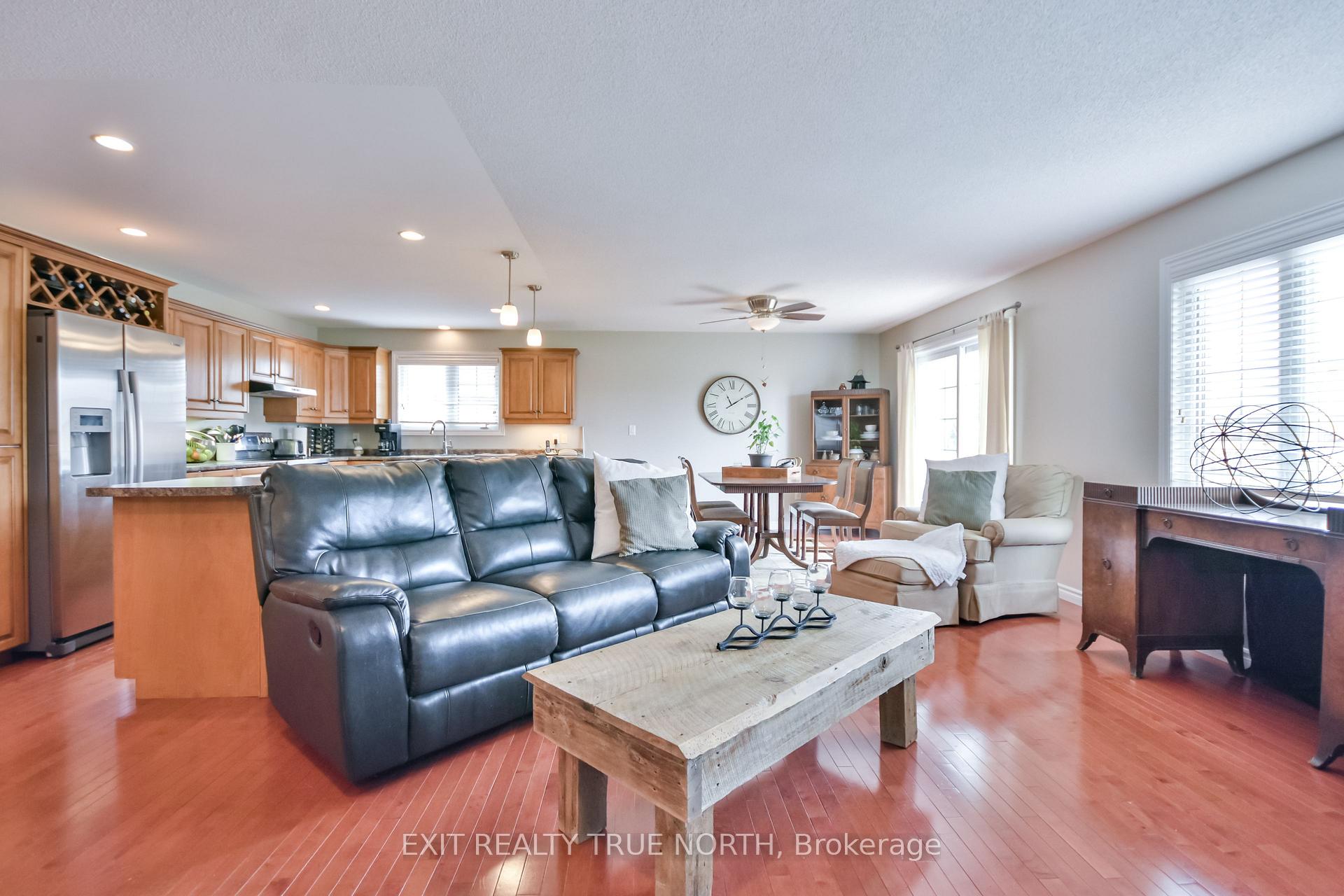 Photo 3 of 44 Graham Street, Springwater, Elmvale — HOMEH