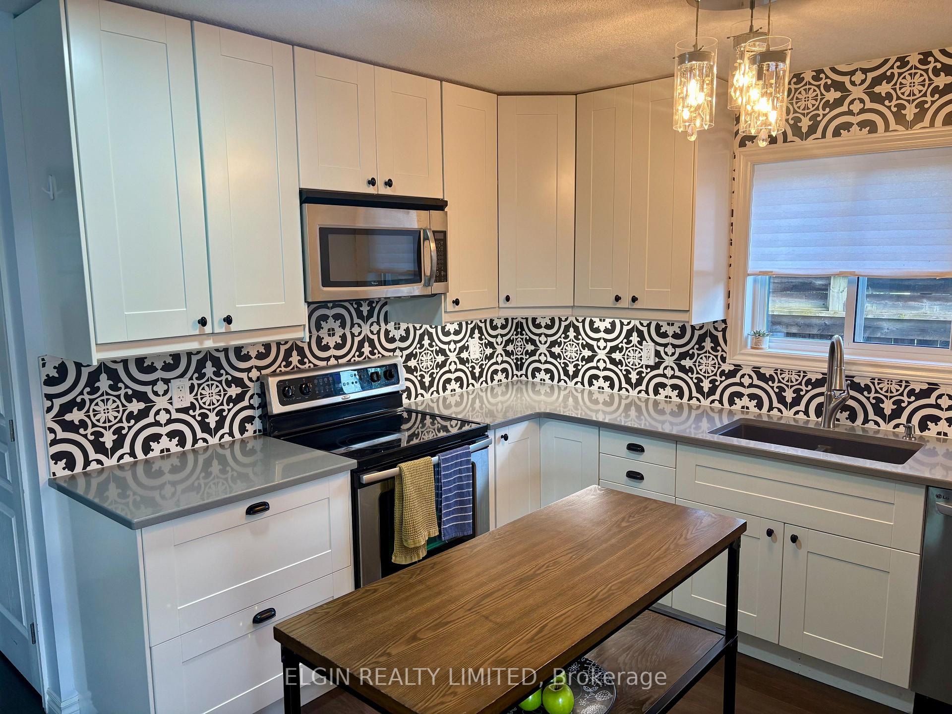Photo 8 of 10 Ambleside Drive, St. Thomas — HOMEH