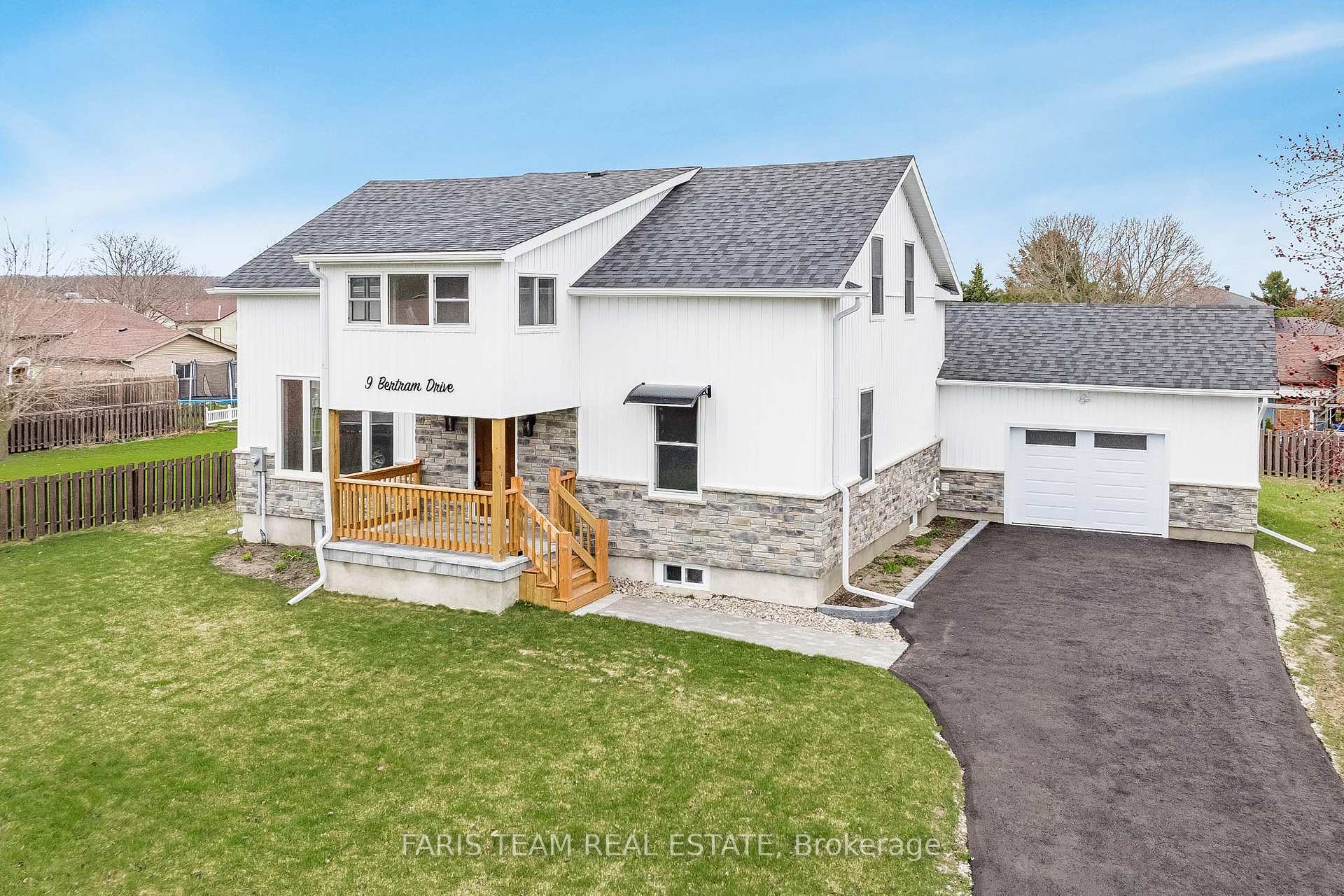 Photo 2 of 9 Bertram Drive, Springwater, Elmvale — HOMEH