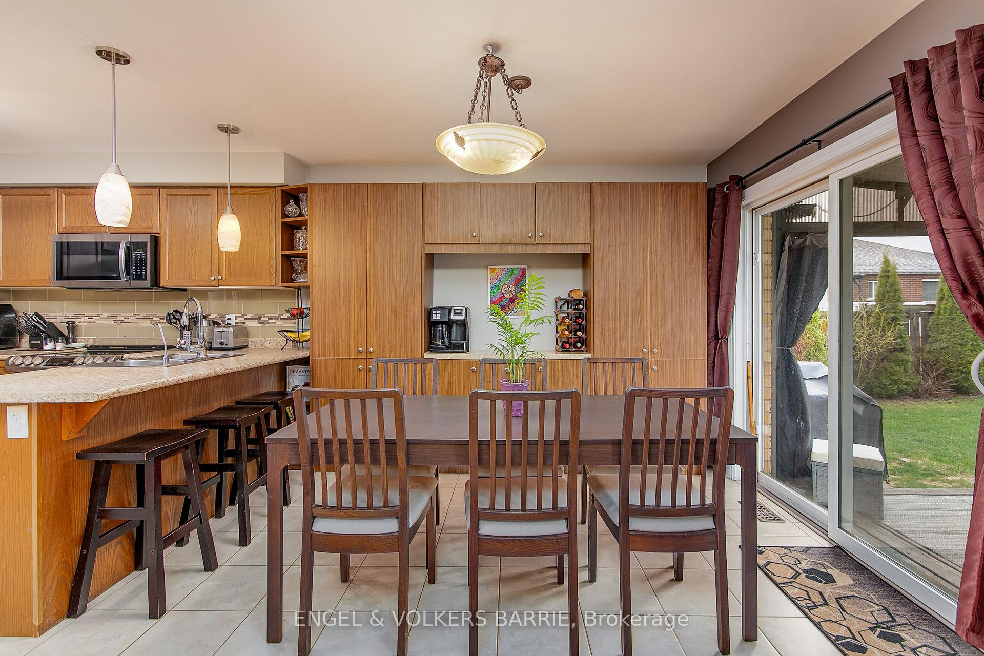 Photo 11 of 6 Whitfield Crescent, Springwater, Elmvale — HOMEH