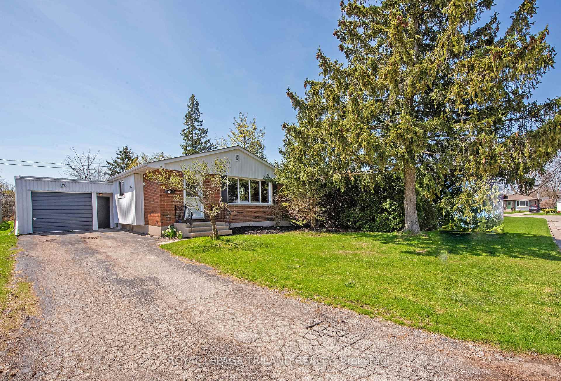 Photo 2 of 24 Dunwich Drive, St. Thomas — HOMEH