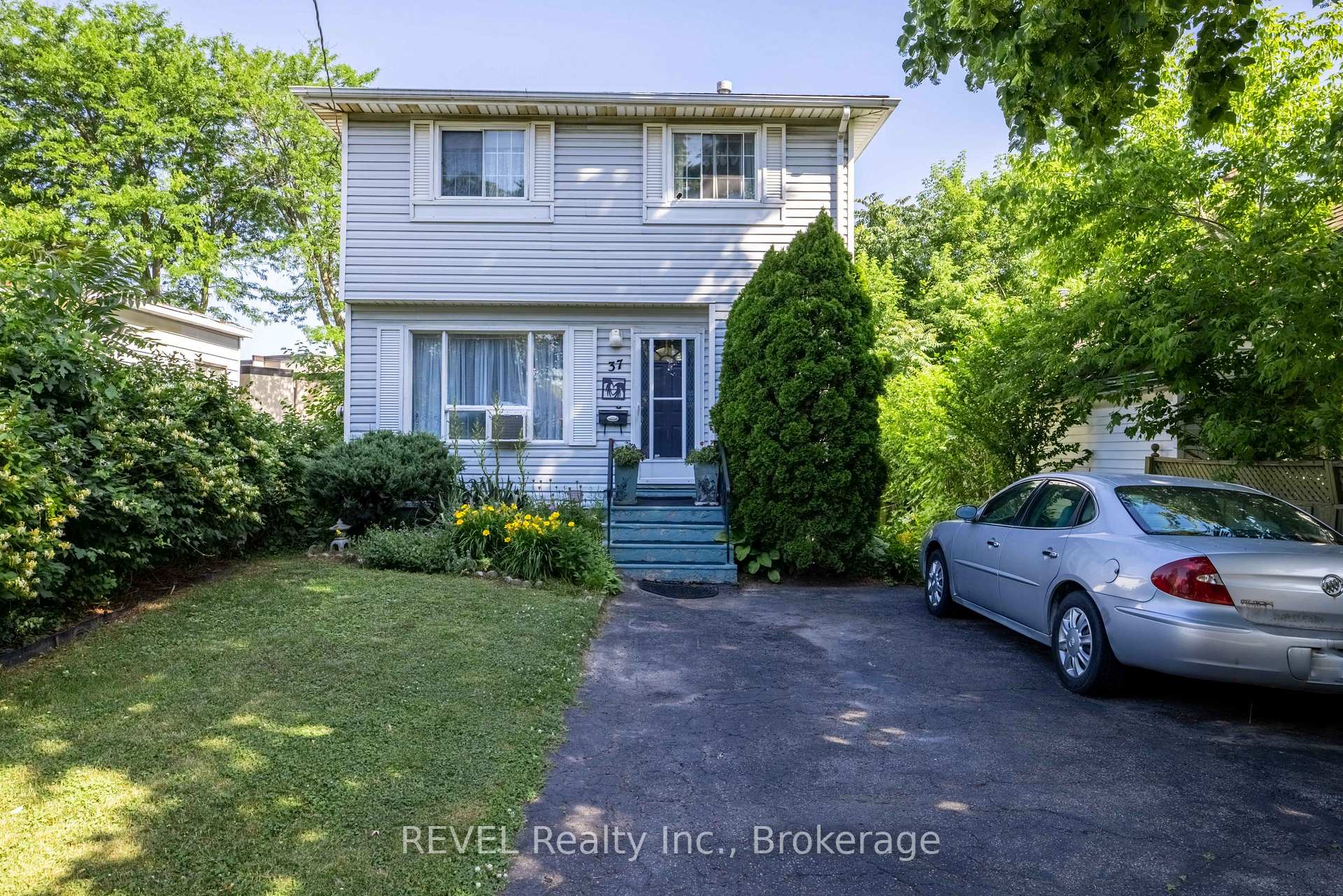 Photo 2 of 37 Manchester Avenue, St. Catharines, Haig — HOMEH