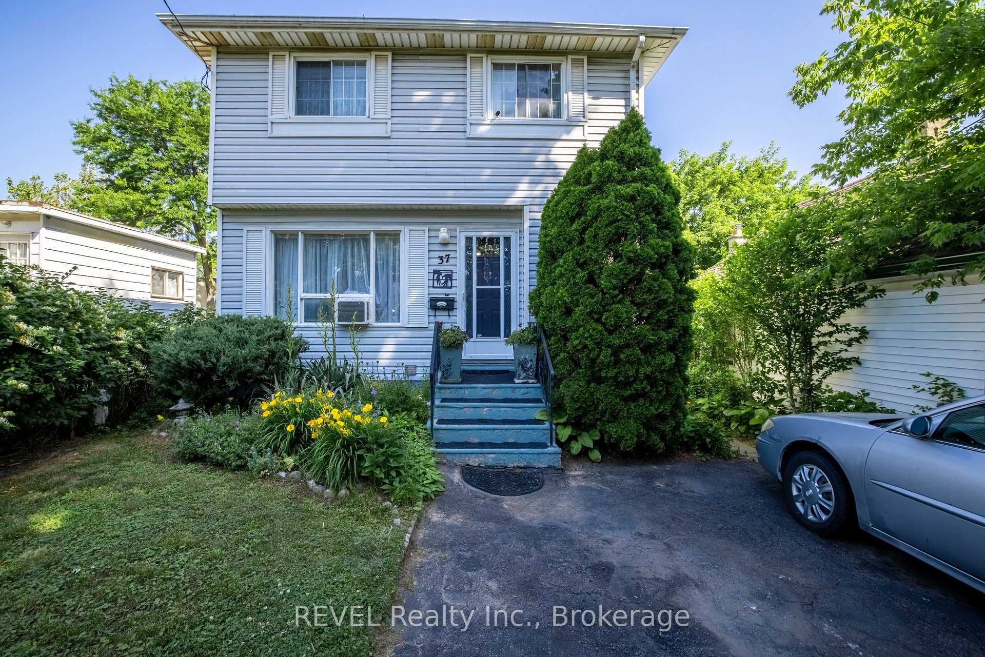 Photo 3 of 37 Manchester Avenue, St. Catharines, Haig — HOMEH