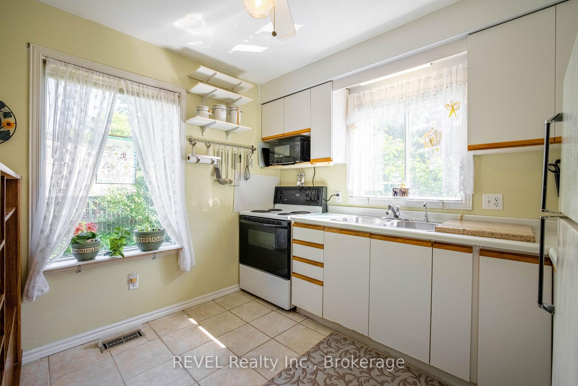 Photo 13 of 37 Manchester Avenue, St. Catharines, Haig — HOMEH
