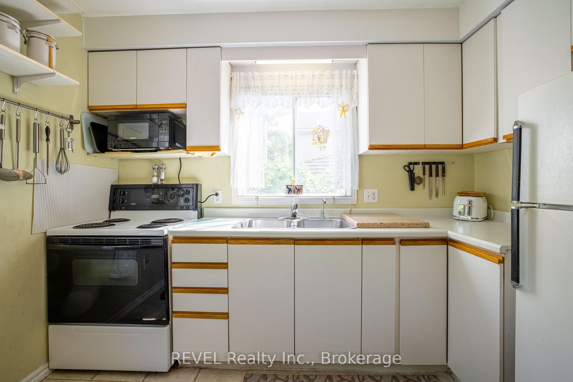 Photo 14 of 37 Manchester Avenue, St. Catharines, Haig — HOMEH