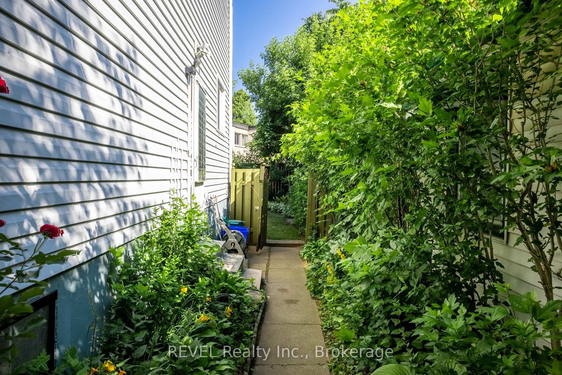 Photo 25 of 37 Manchester Avenue, St. Catharines, Haig — HOMEH