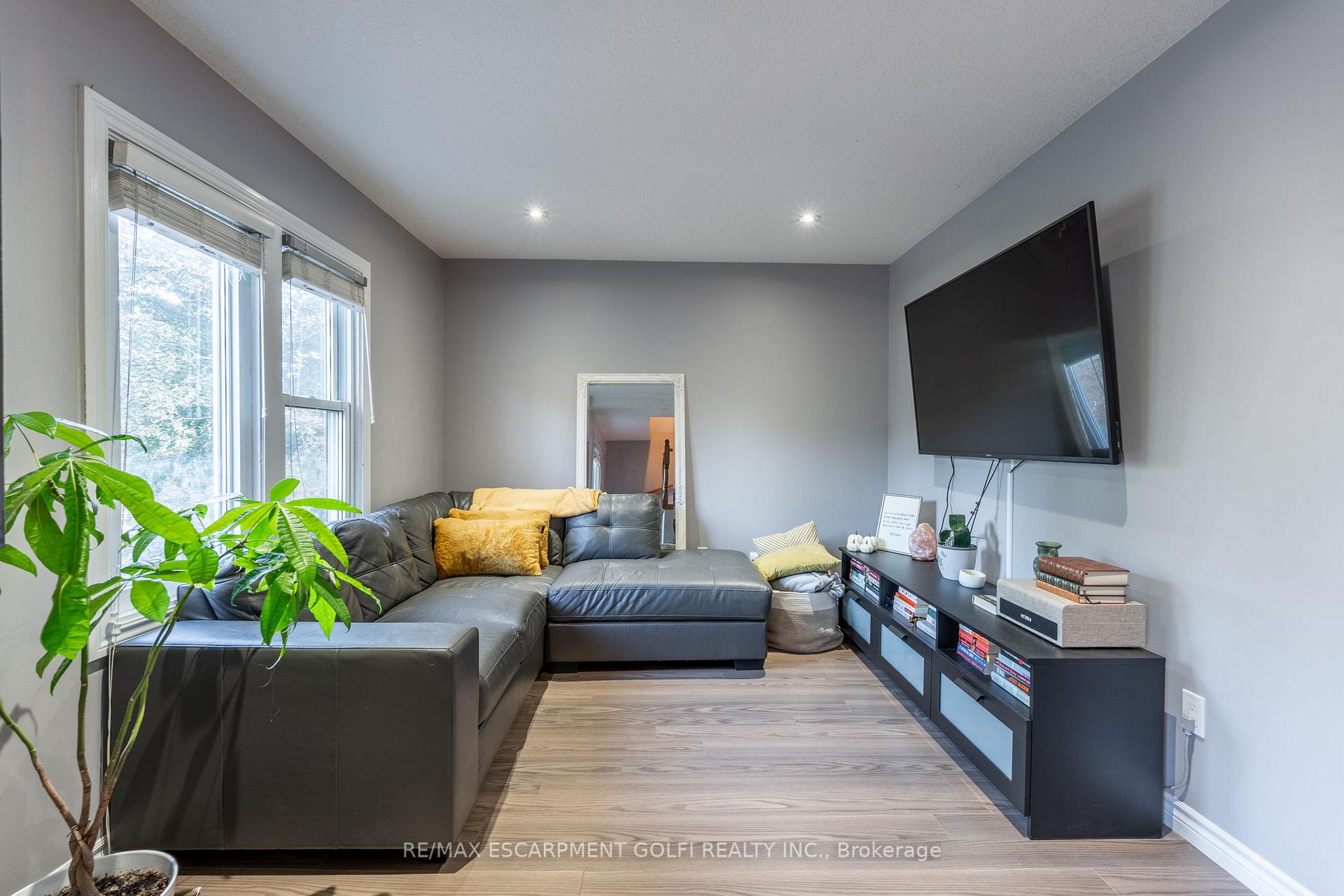 Photo 10 of 5 York Street, St. Catharines, Downtown — HOMEH