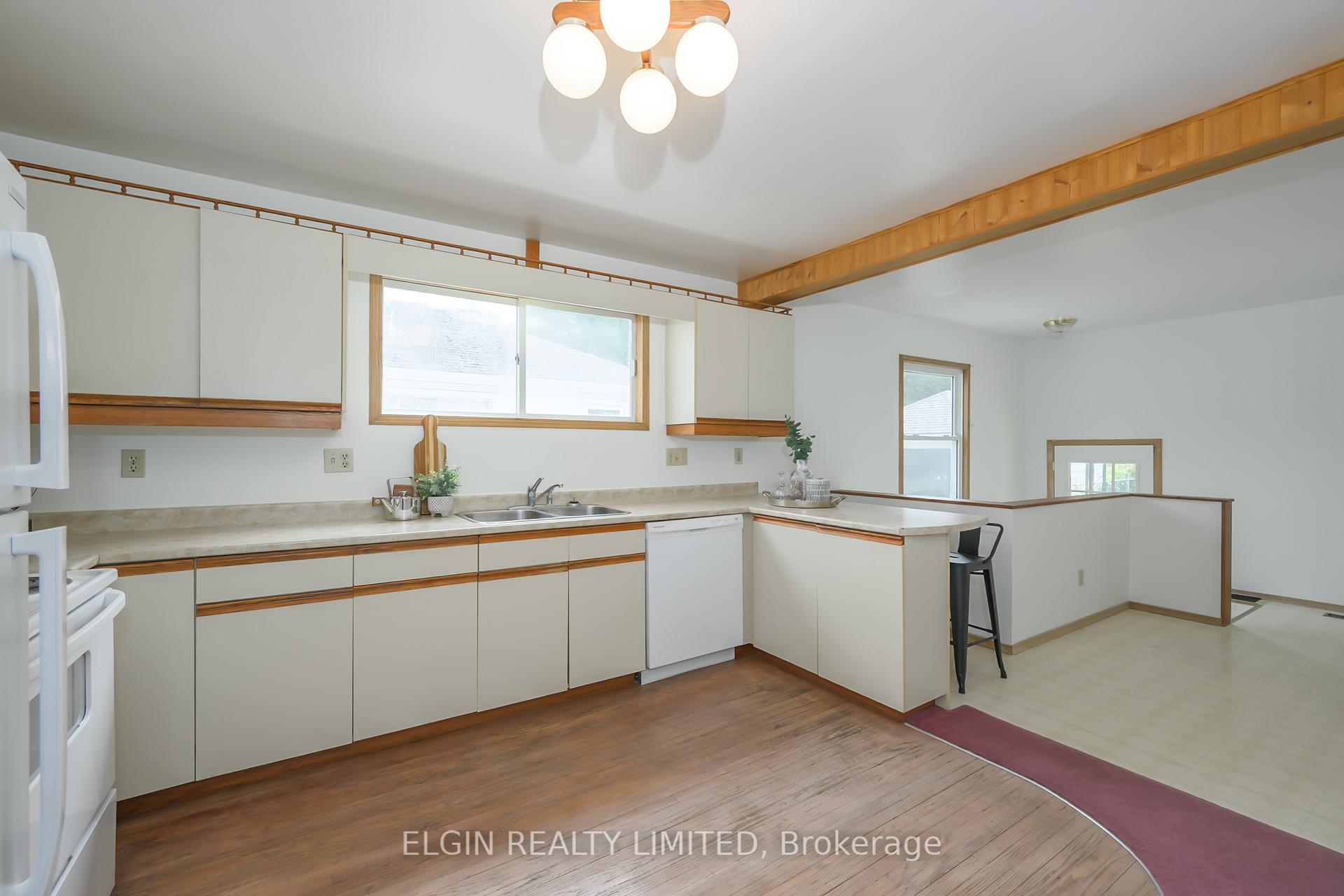 Photo 5 of 15 Oak Street, St. Thomas — HOMEH