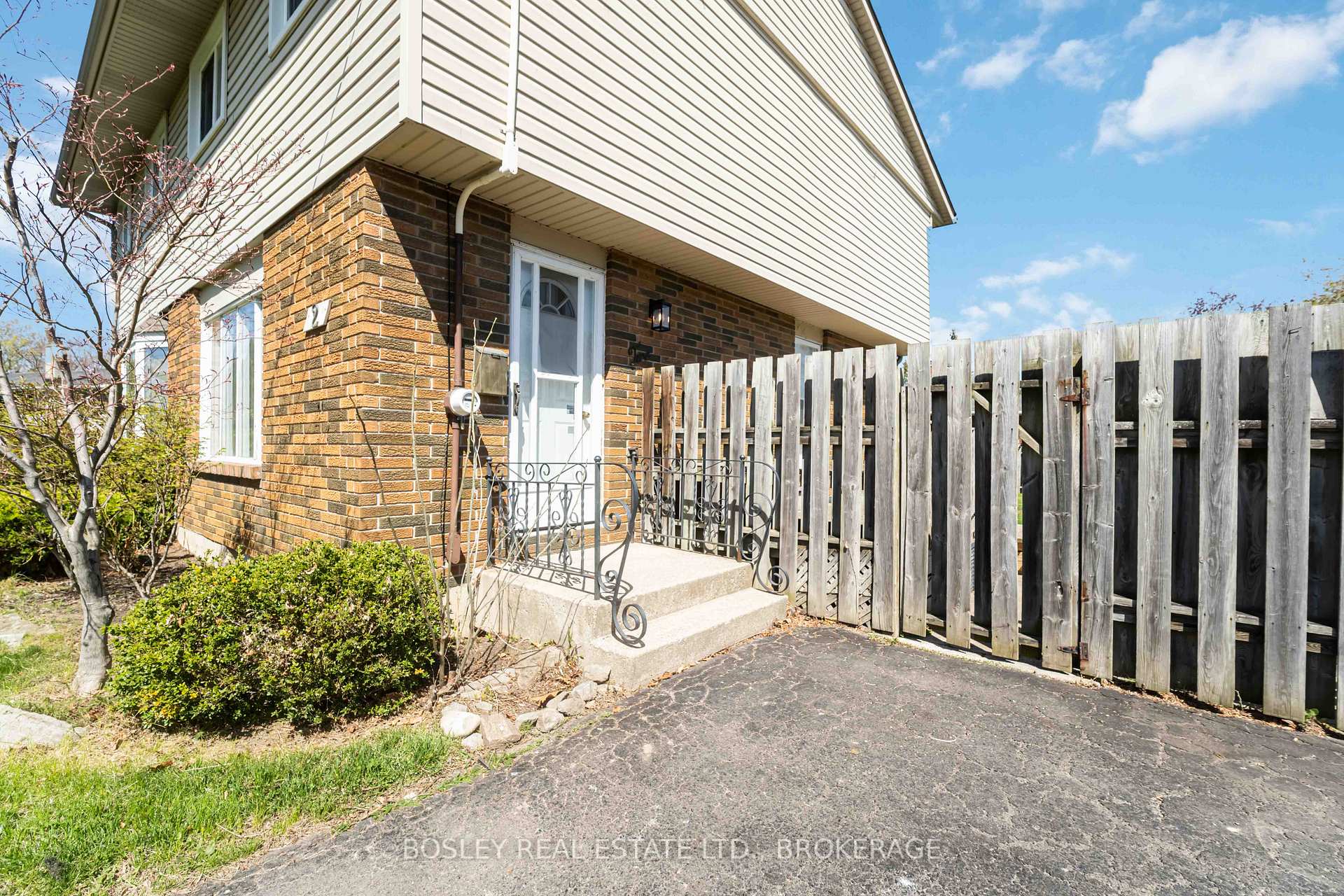 Photo 3 of 2 Crescentwood Drive, St. Catharines, Lakeport — HOMEH