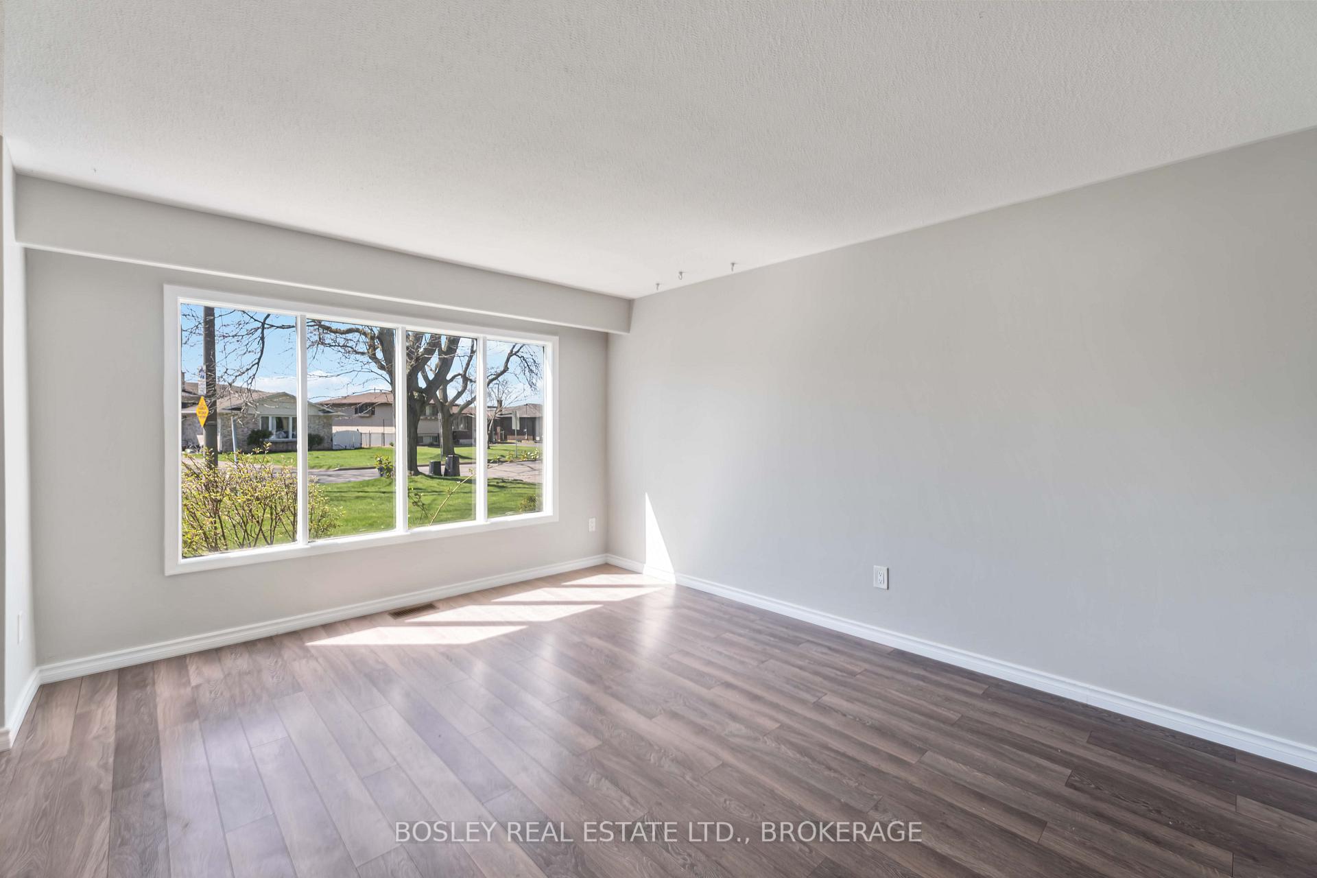 Photo 7 of 2 Crescentwood Drive, St. Catharines, Lakeport — HOMEH