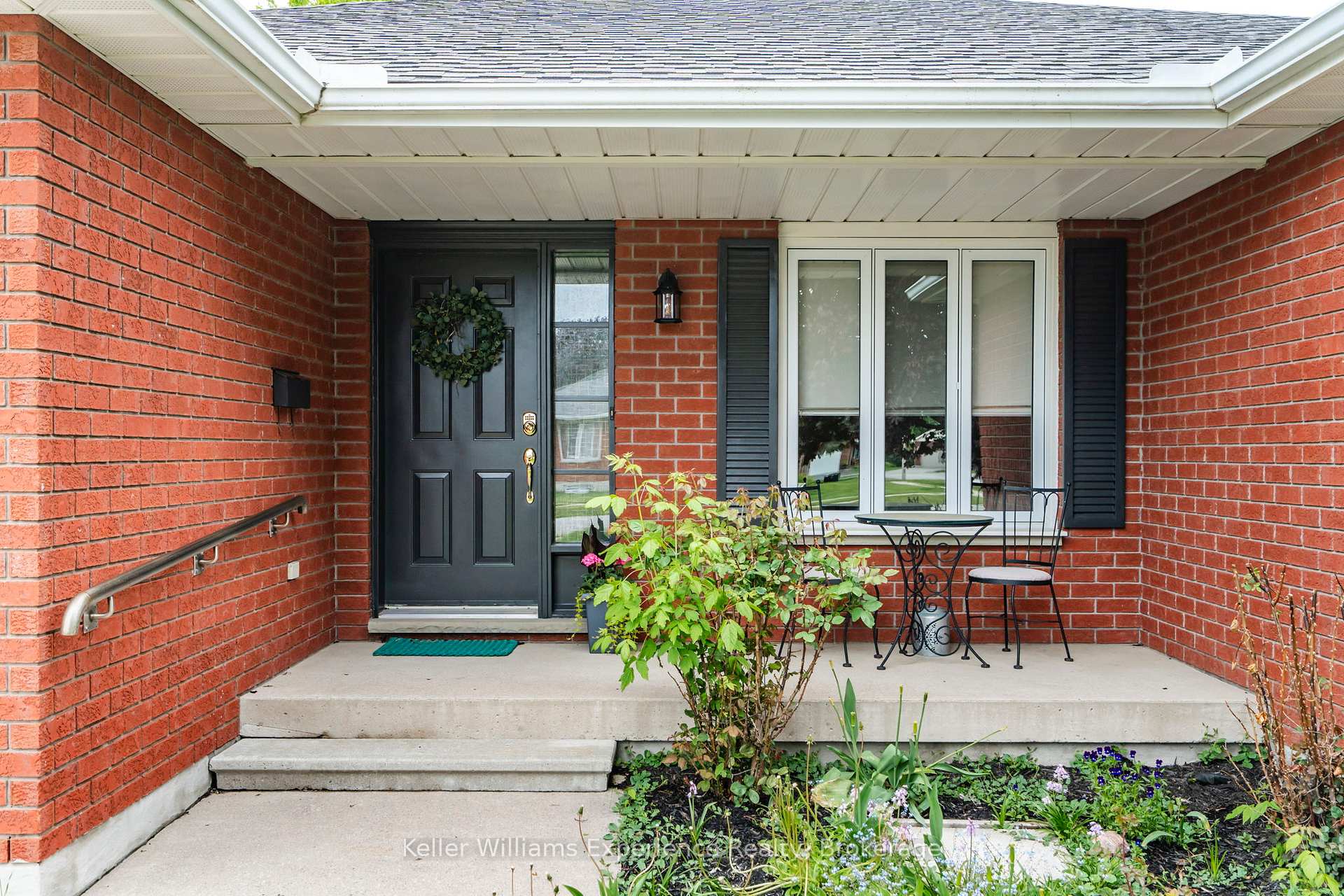 Photo 2 of 18 Archer Crescent, Springwater, Elmvale — HOMEH