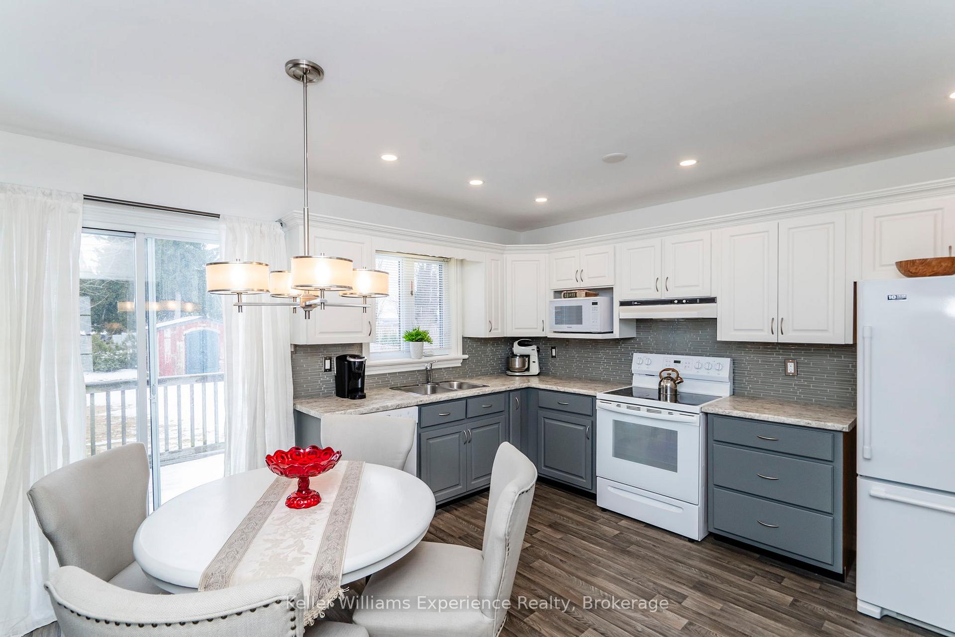Photo 4 of 18 Archer Crescent, Springwater, Elmvale — HOMEH