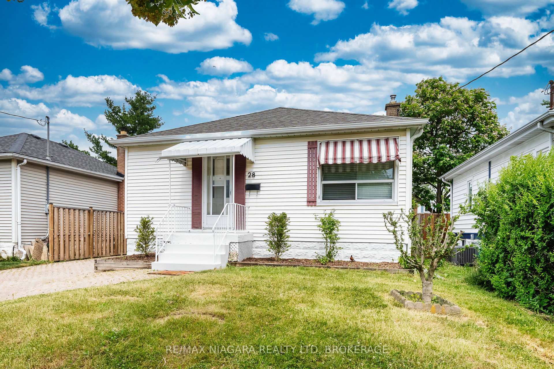 Photo 2 of 28 Bridge Street, St. Catharines, Grapeview — HOMEH