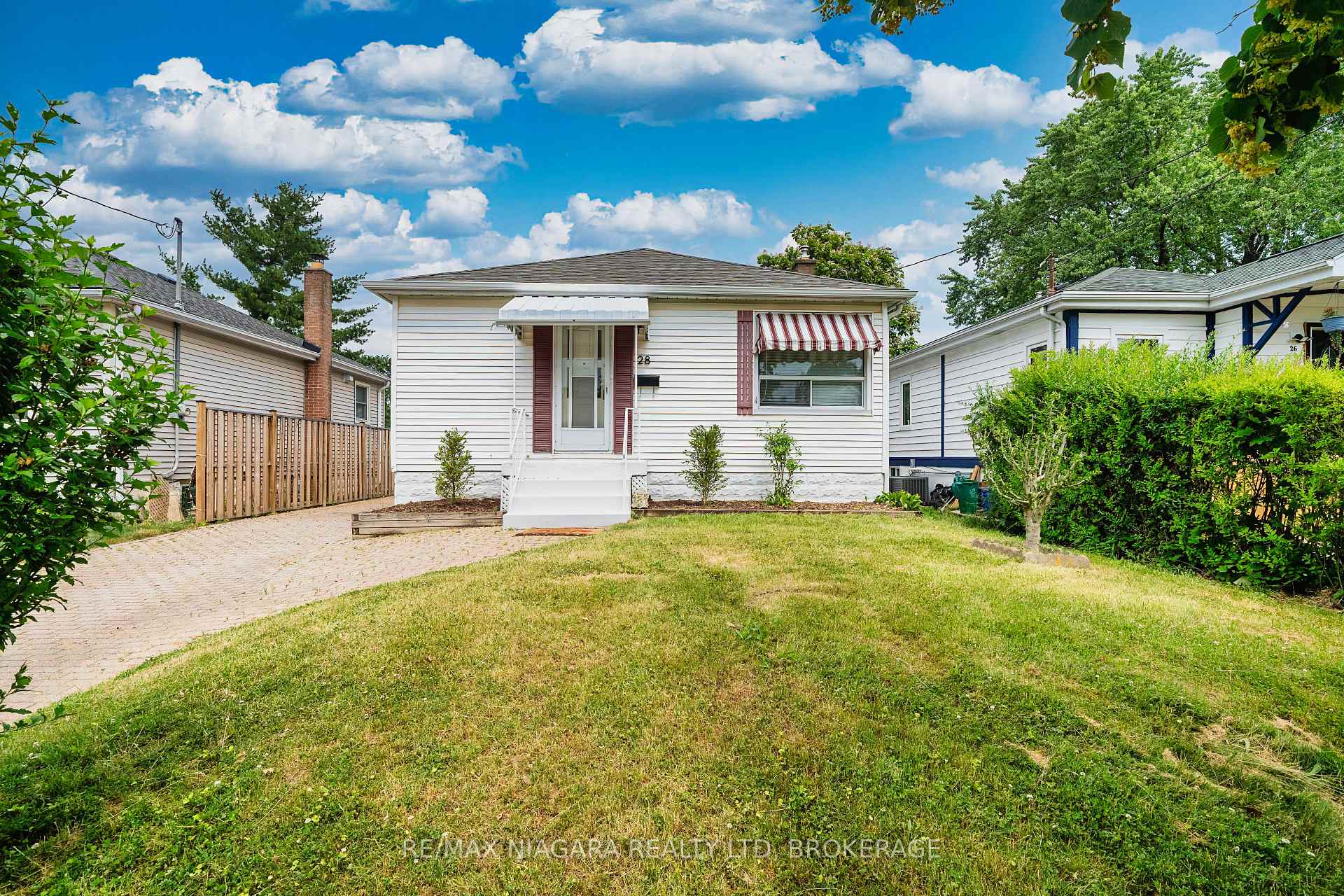 Photo 3 of 28 Bridge Street, St. Catharines, Grapeview — HOMEH