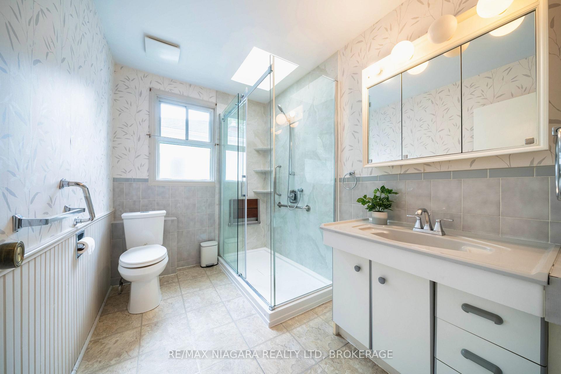 Photo 15 of 28 Bridge Street, St. Catharines, Grapeview — HOMEH