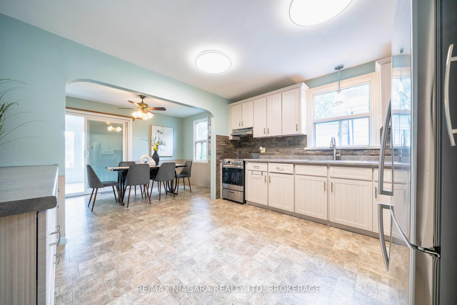 Photo 17 of 28 Bridge Street, St. Catharines, Grapeview — HOMEH