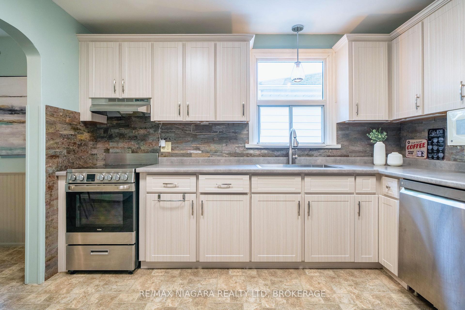 Photo 20 of 28 Bridge Street, St. Catharines, Grapeview — HOMEH