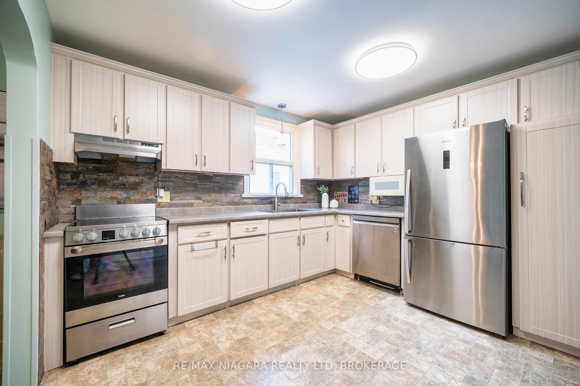 Photo 21 of 28 Bridge Street, St. Catharines, Grapeview — HOMEH