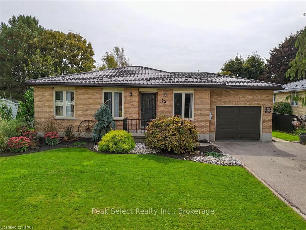 Front of 35 Sparling Cres