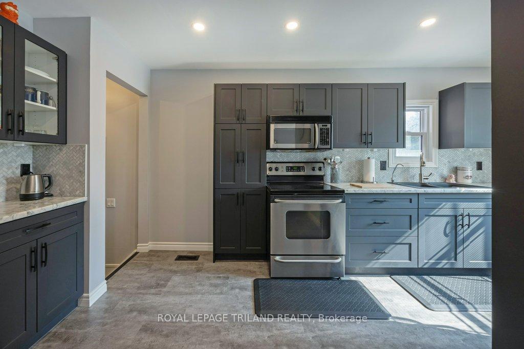 Photo 10 of 174 Fairview Avenue, St. Thomas — HOMEH