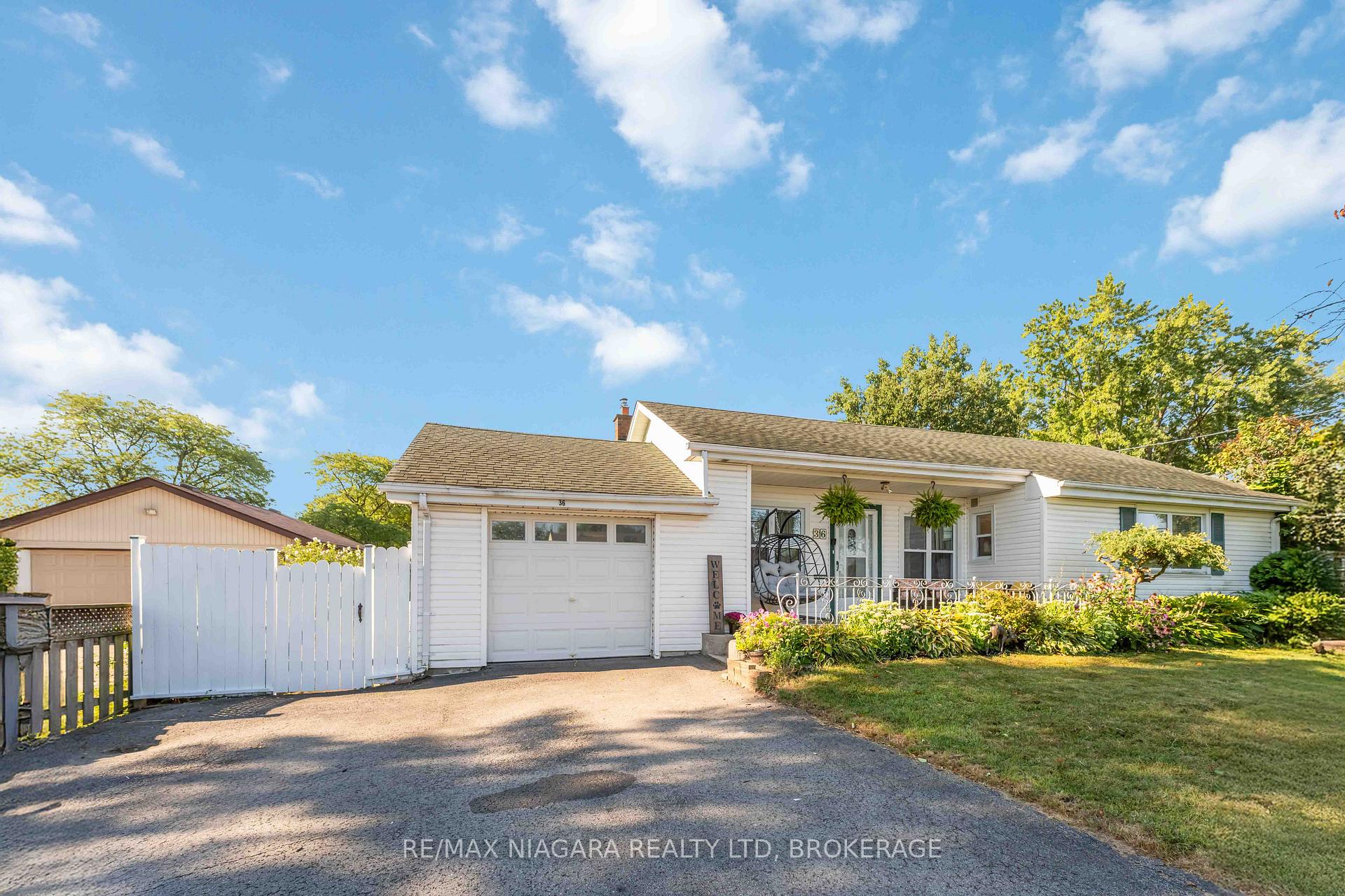 Photo 2 of 36 Admiral Road, St. Catharines, Secord Woods — HOMEH