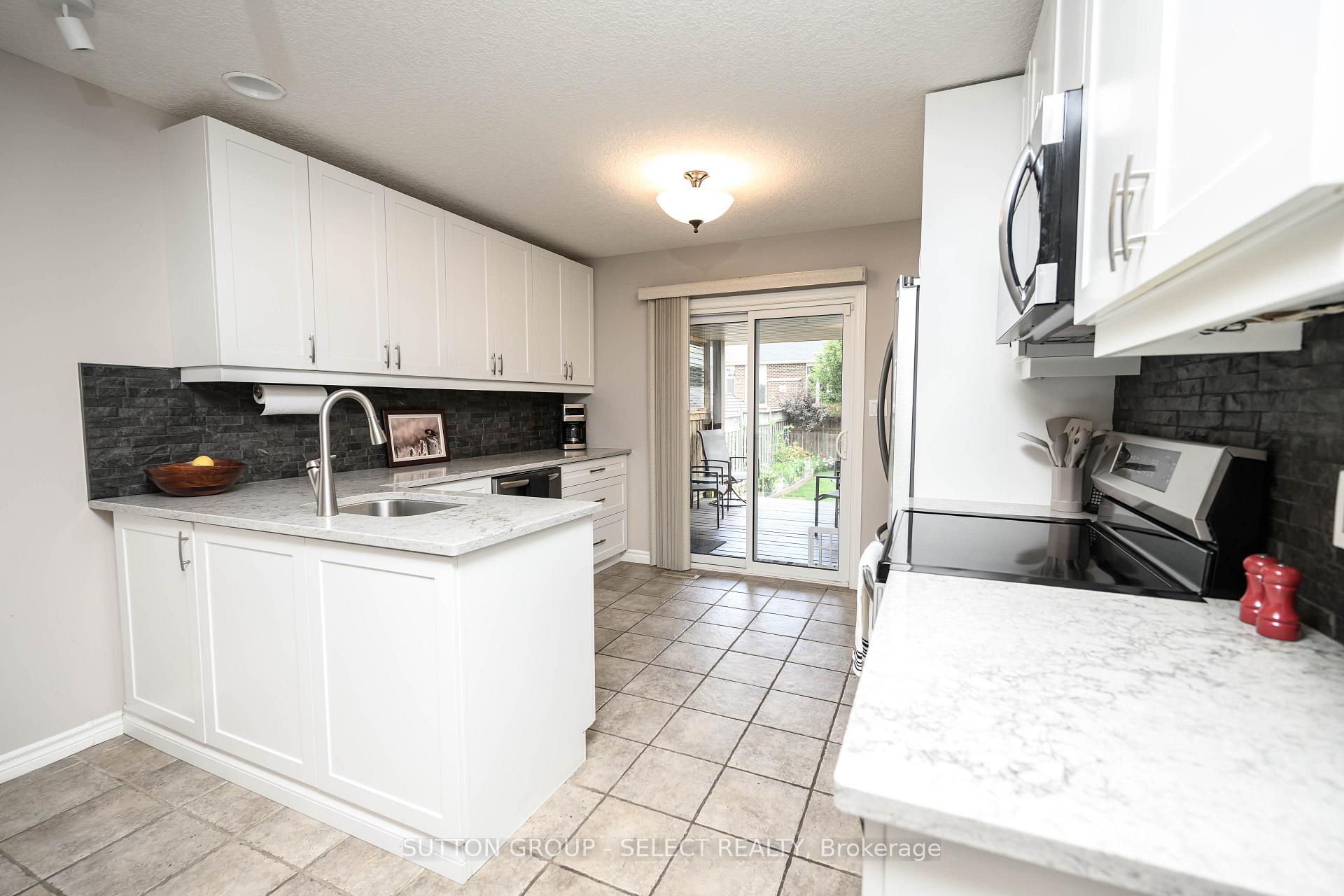 Photo 10 of 111 Southgate Parkway, St. Thomas — HOMEH