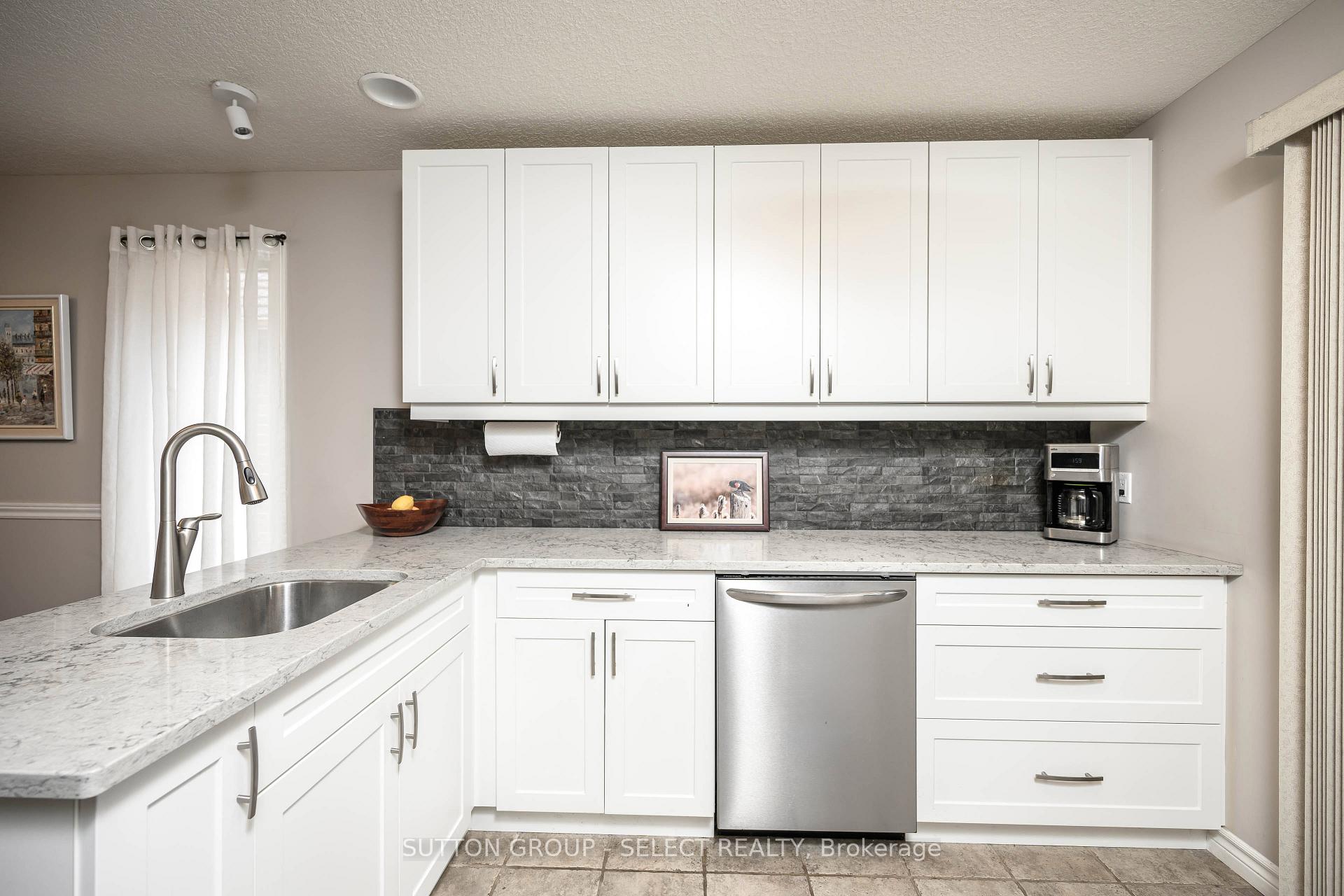 Photo 12 of 111 Southgate Parkway, St. Thomas — HOMEH