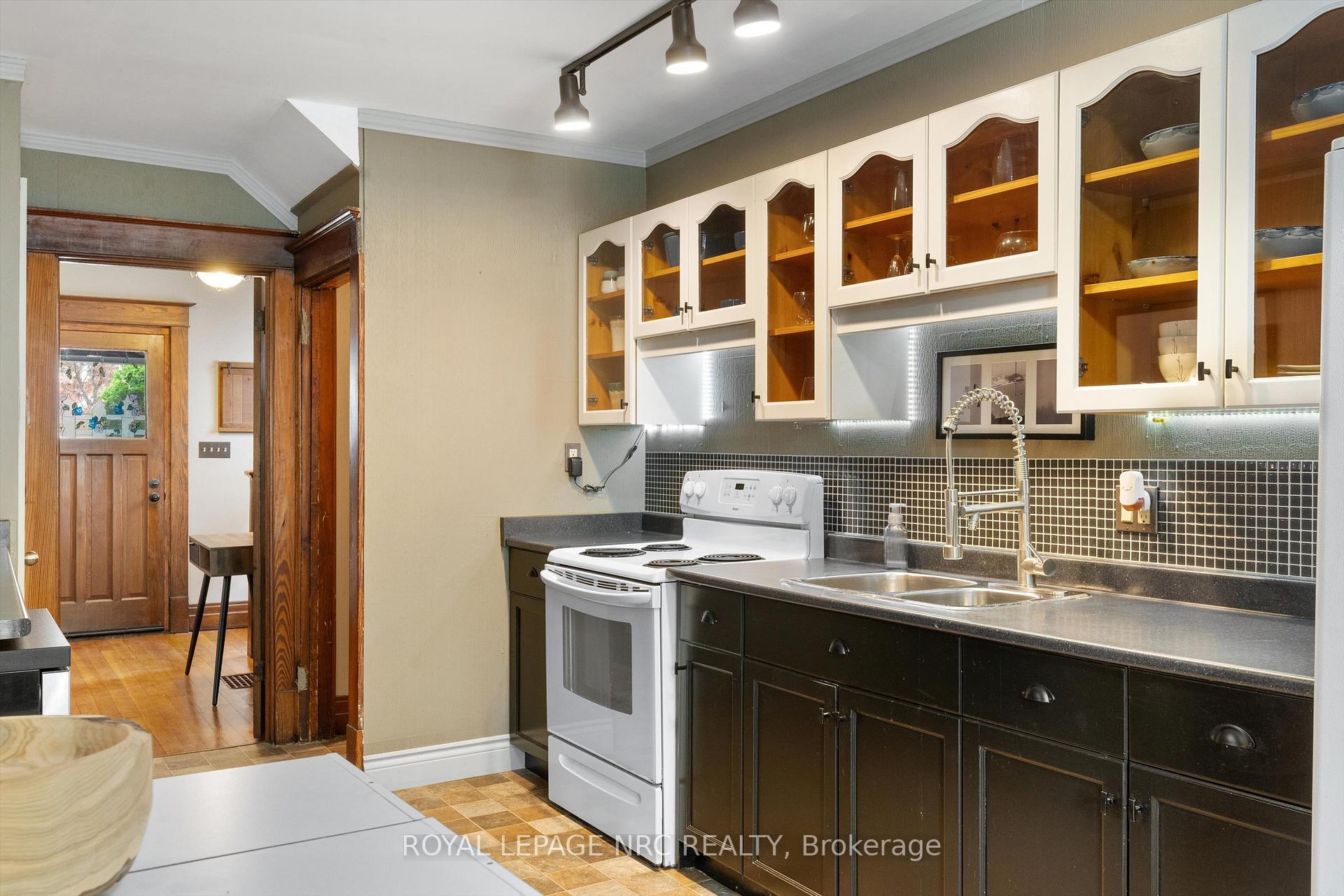 Photo 15 of 40 Lowell Avenue, St. Catharines, Downtown — HOMEH
