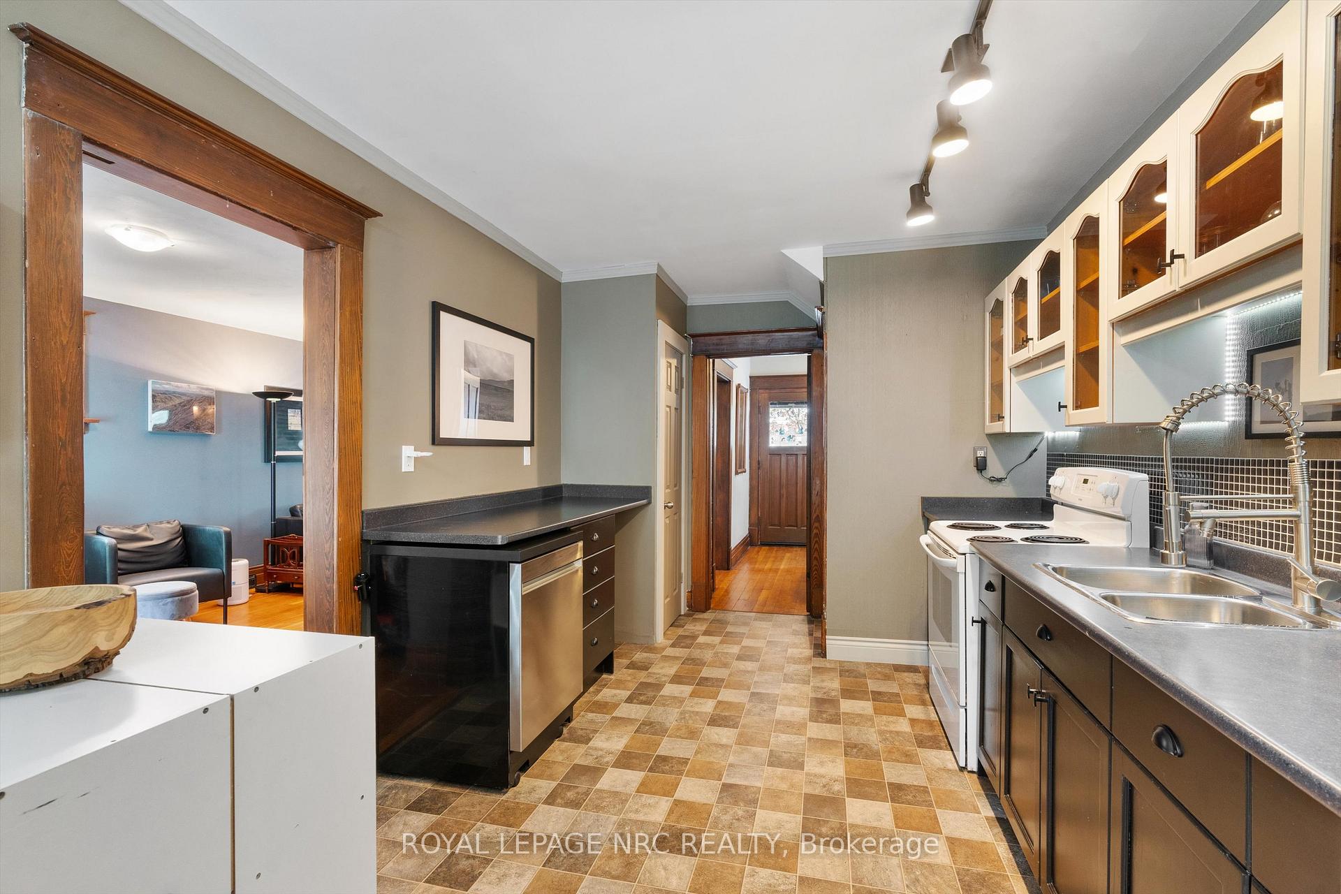 Photo 16 of 40 Lowell Avenue, St. Catharines, Downtown — HOMEH