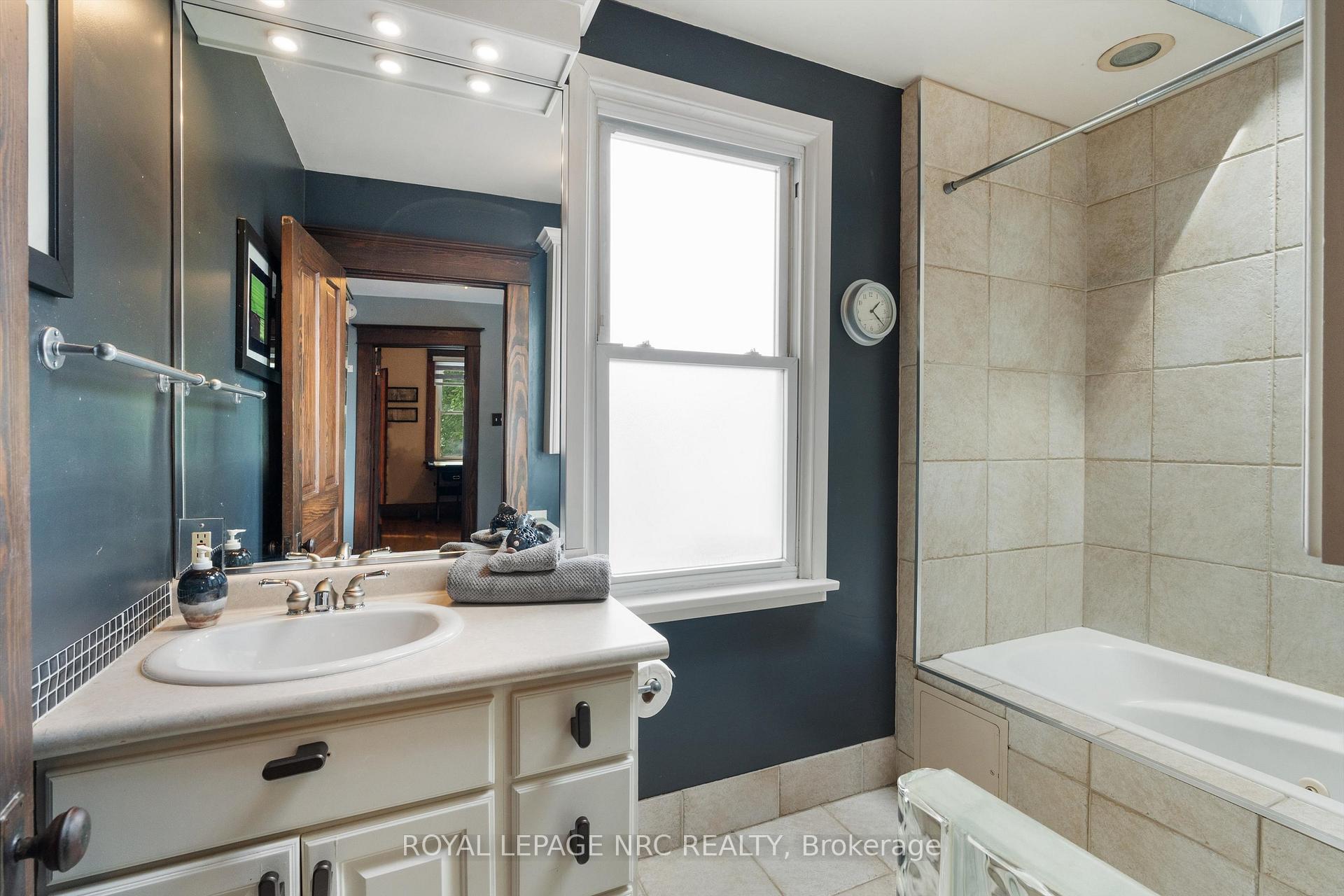 Photo 22 of 40 Lowell Avenue, St. Catharines, Downtown — HOMEH